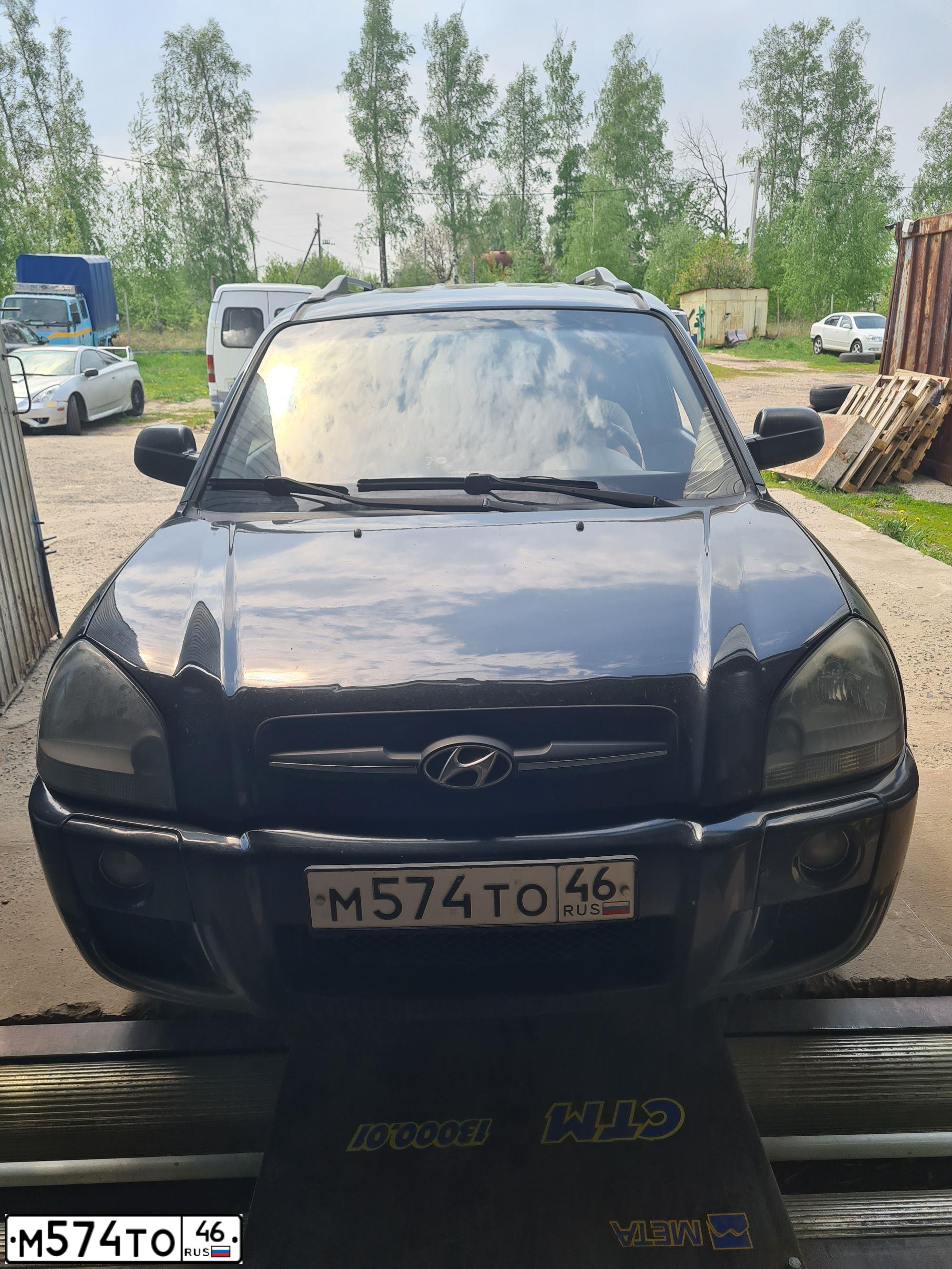 Фото автомобиля HYUNDAI TUCSON, 2005 — госномер М574ТО46. Цвет: ЧЕРНЫЙ