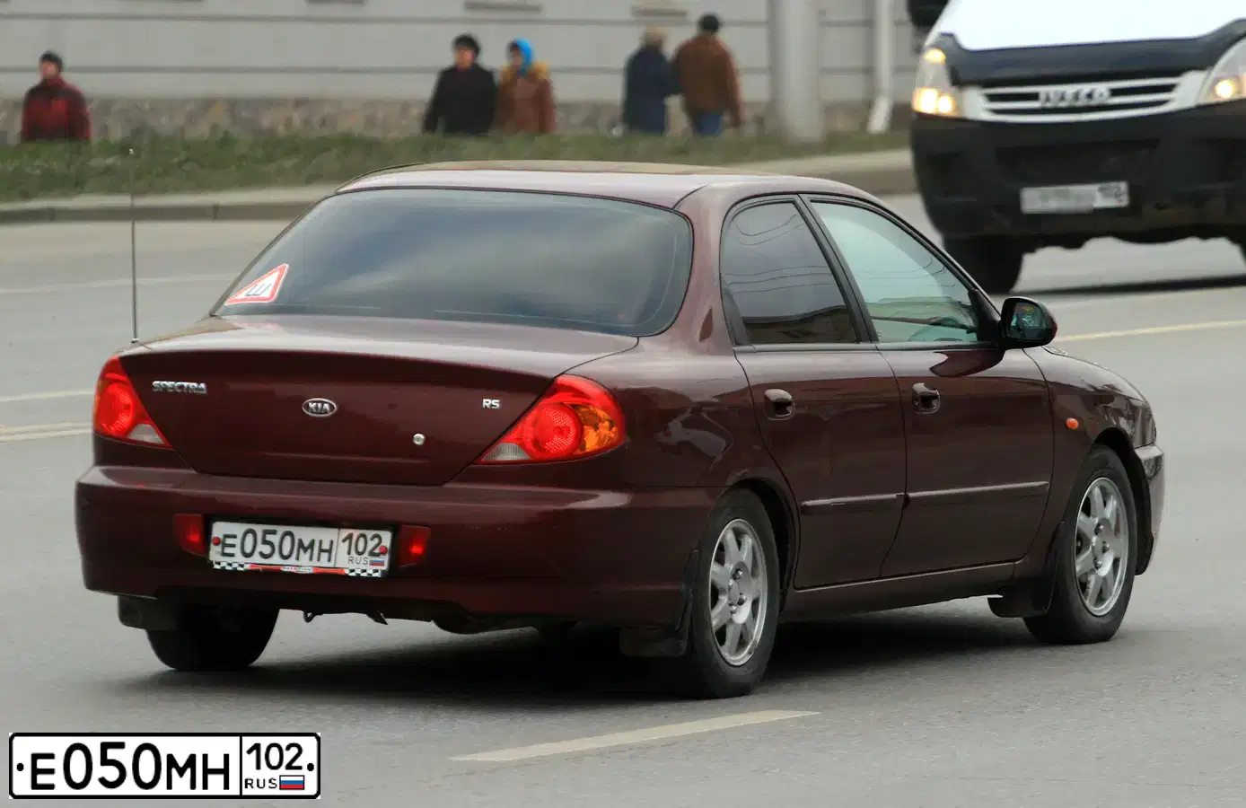 Фото автомобиля KIA SPECTRA, 2008 — госномер Е050МН102. Цвет: КРАСНЫЙ ПЕРЕЦ