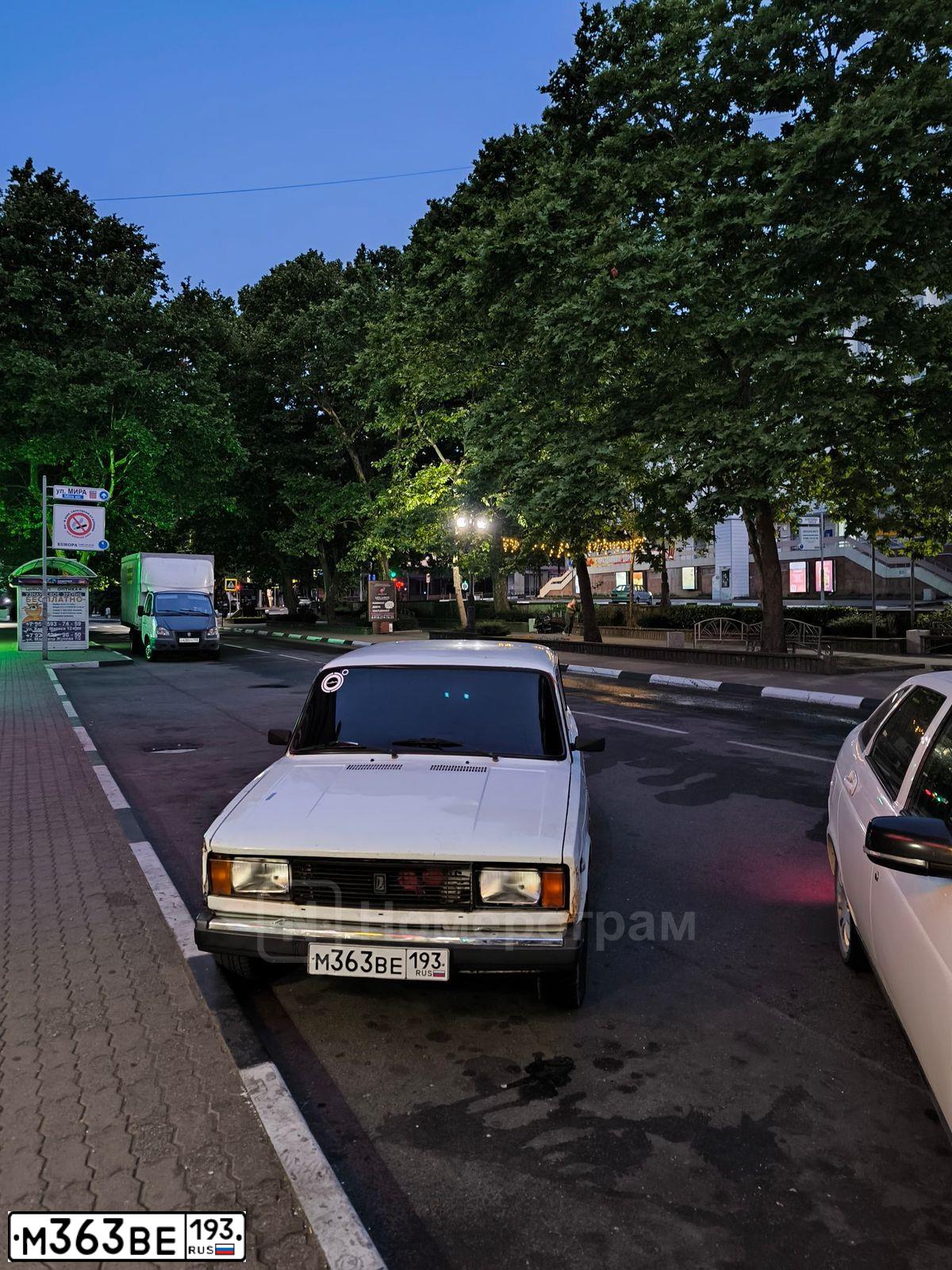 Фото автомобиля LADA 2105, 2004 — госномер М363ВЕ193. Цвет: ЯРКО-БЕЛЫЙ