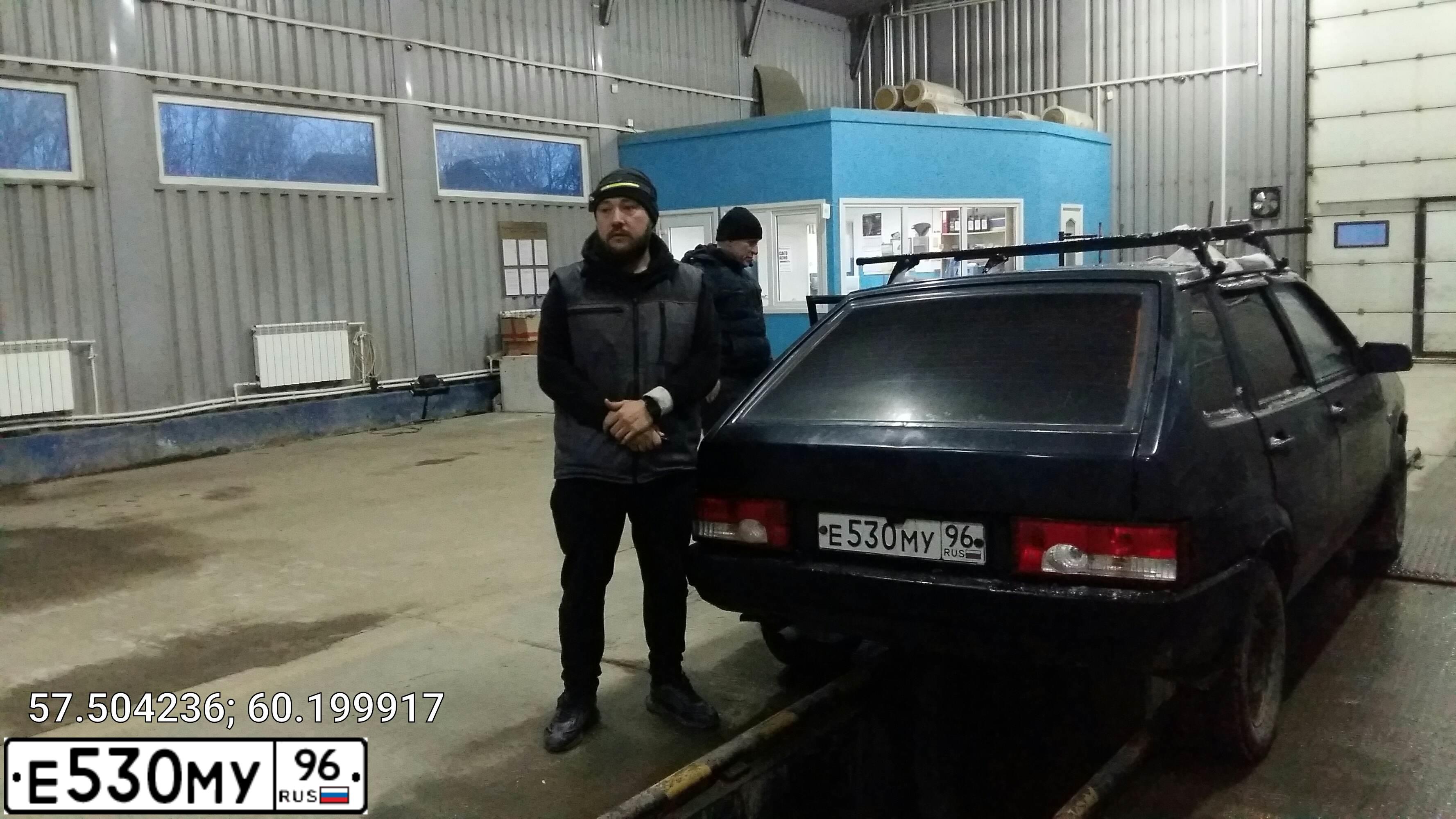 Фото автомобиля LADA 2109 SAMARA, 1997 — госномер Е530МУ96. Цвет: ЧЕРНЫЙ