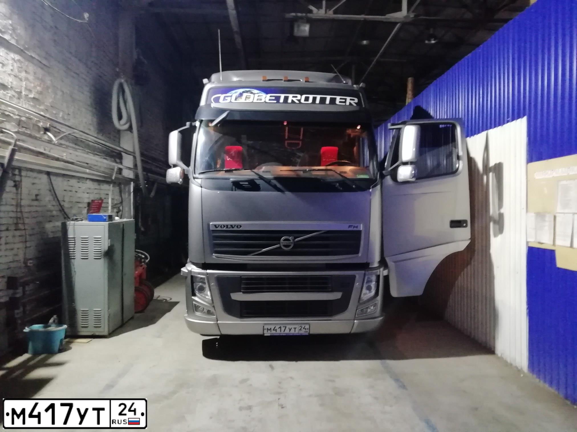 Фото автомобиля VOLVO SERIE FH /4X2/, 2012 — госномер В638КА124. Цвет: СЕРЫЙ
