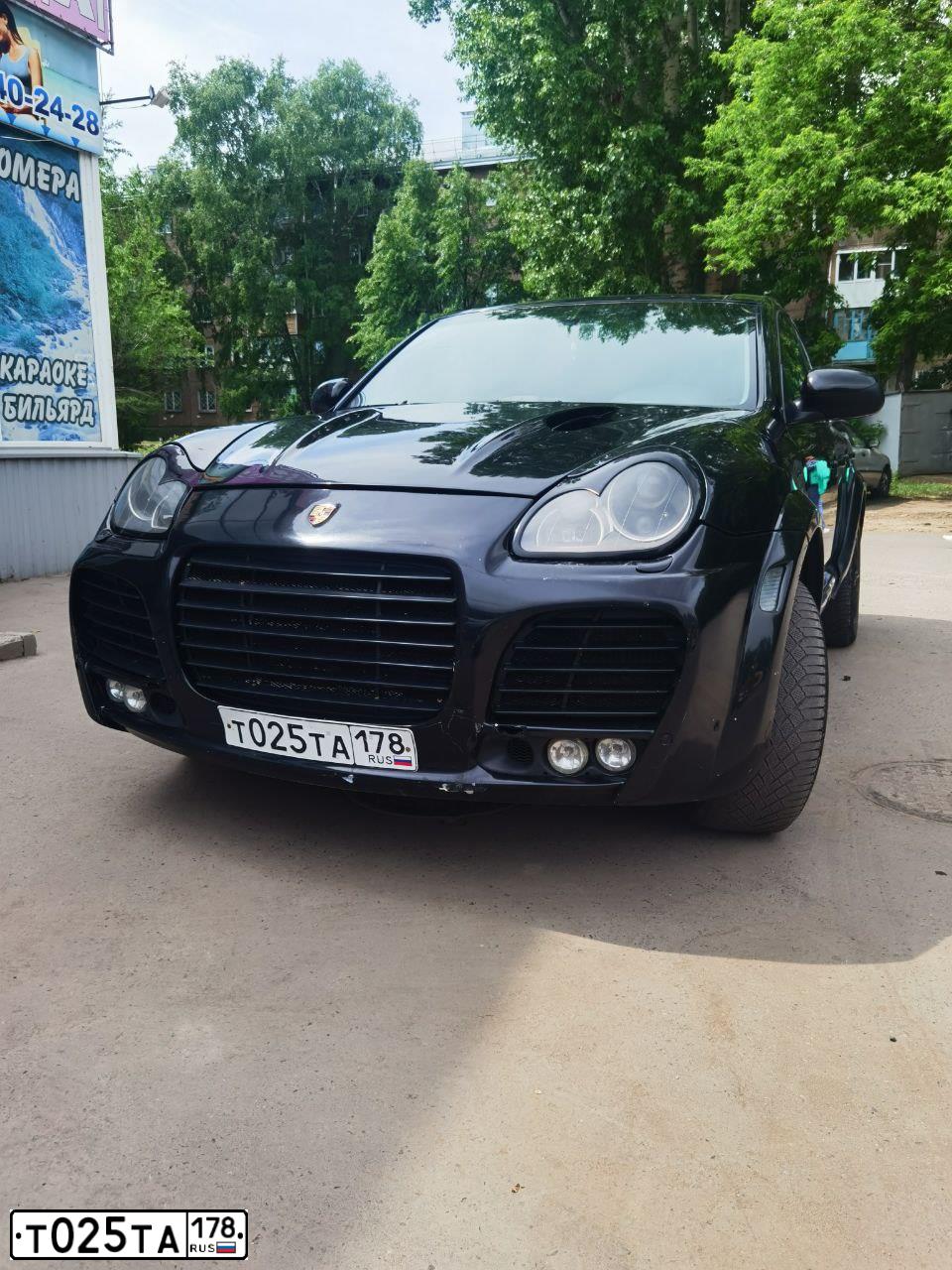 Фото автомобиля PORSCHE CAYENNE, 2004 — госномер Т025ТА178. Цвет: ЧЕРНЫЙ