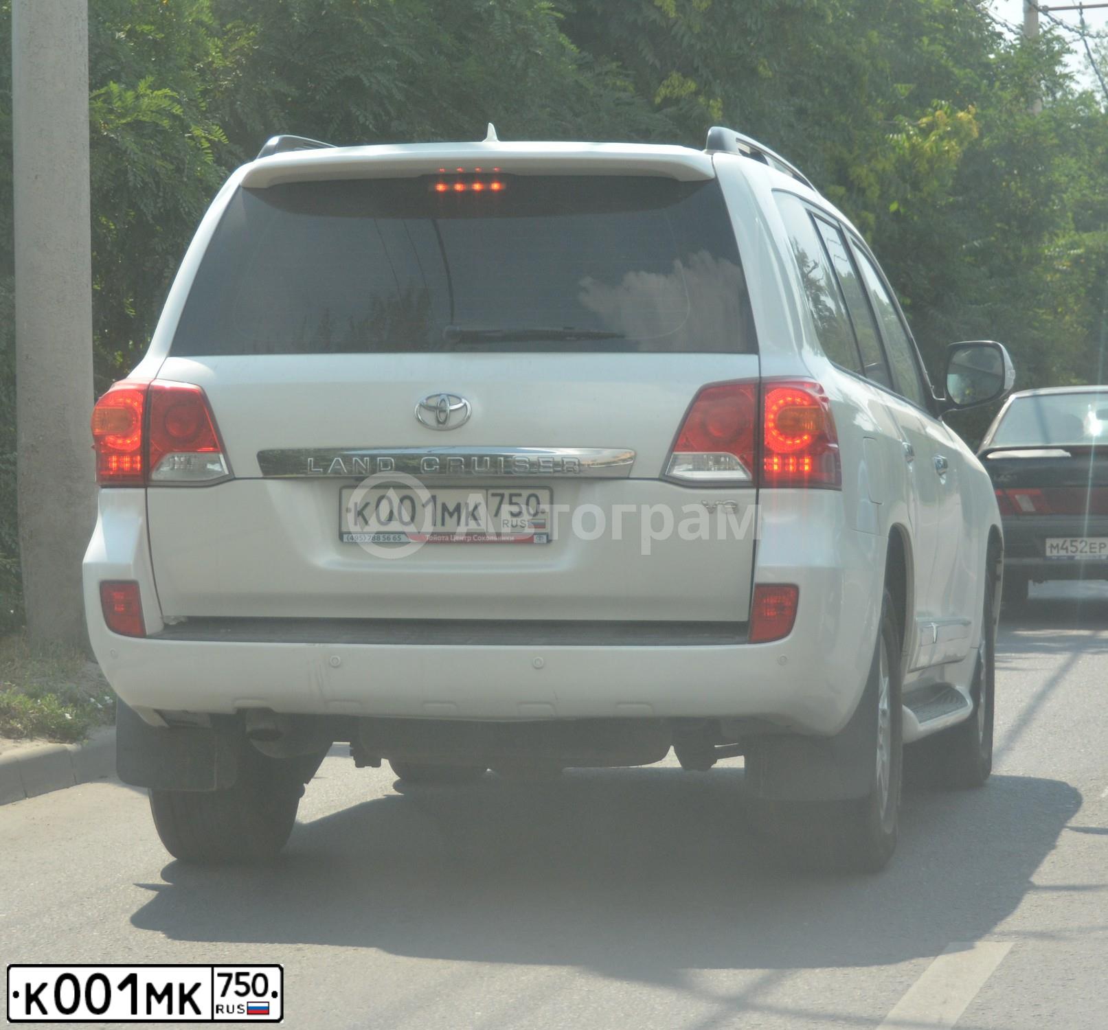 Фото автомобиля TOYOTA LANDCRUISER 200, 2015 — госномер К001МК750. Цвет: Белый