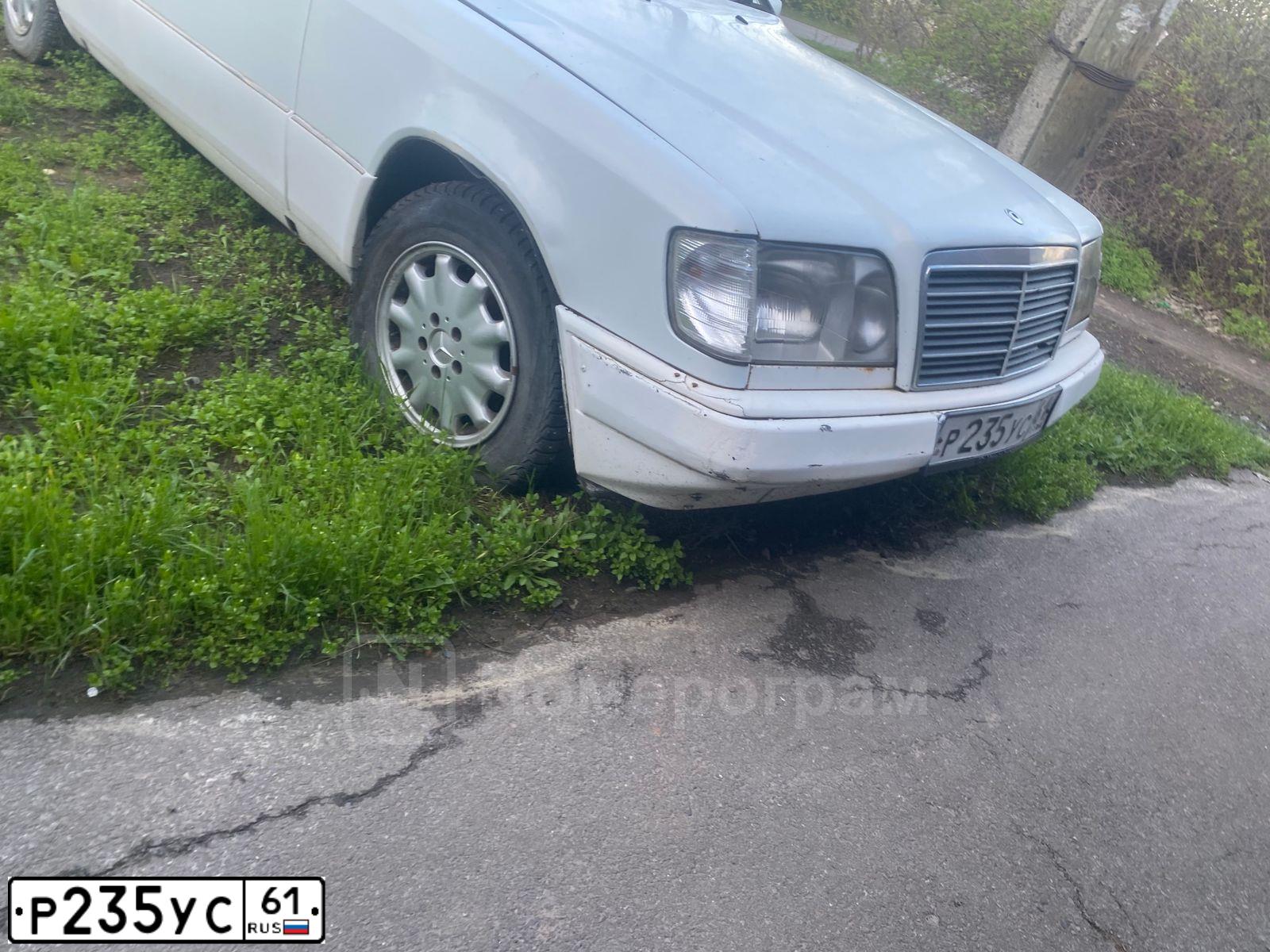 Фото автомобиля MERCEDES E-KLASSE, 1985 — госномер Р235УС61. Цвет: Белый