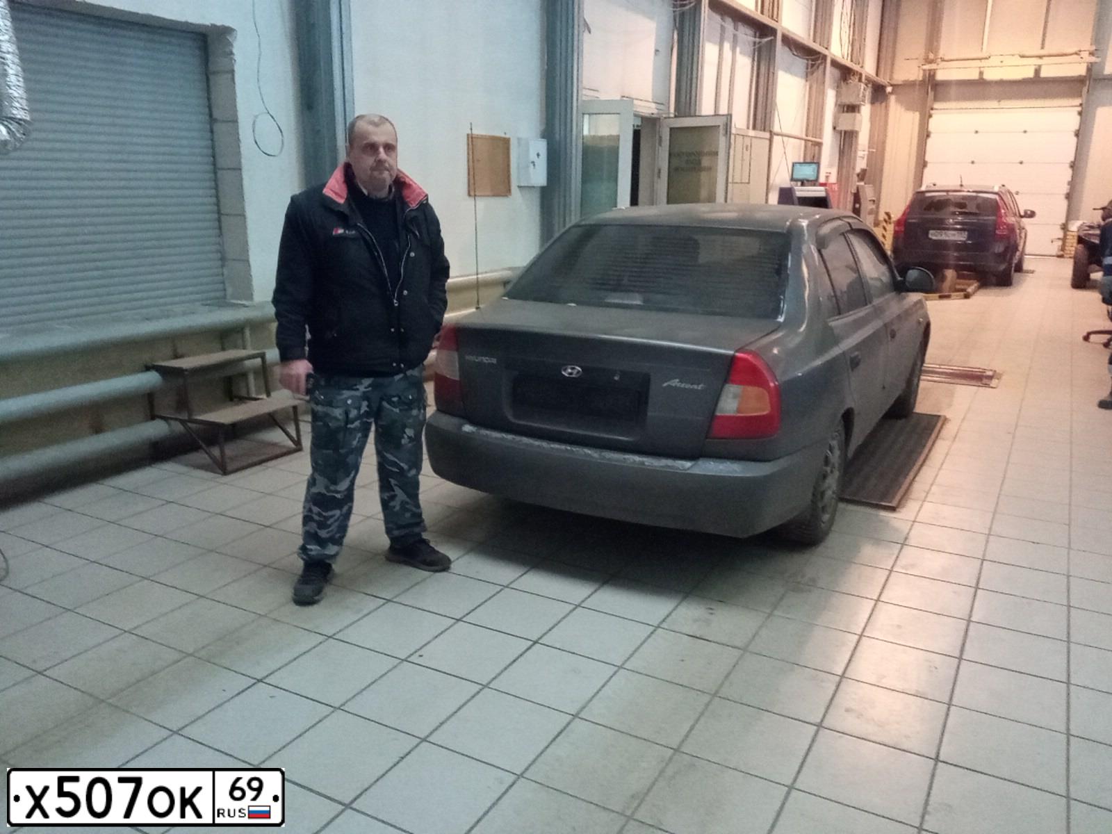 Фото автомобиля HYUNDAI ACCENT, 2003 — госномер Е148УС790. Цвет: СЕРЫЙ