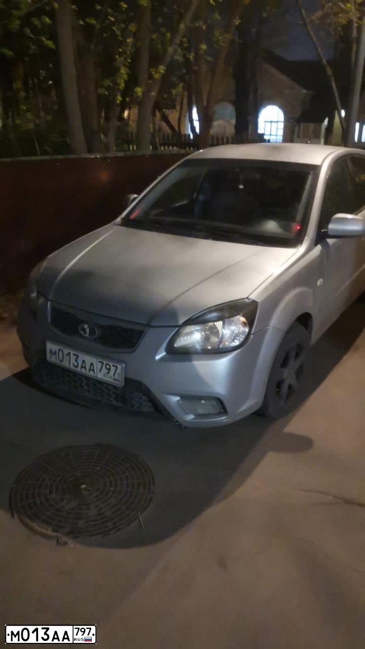 Фото автомобиля KIA RIO, 2010 — госномер М013АА797. Цвет: СЕРЕБРИСТЫЙ