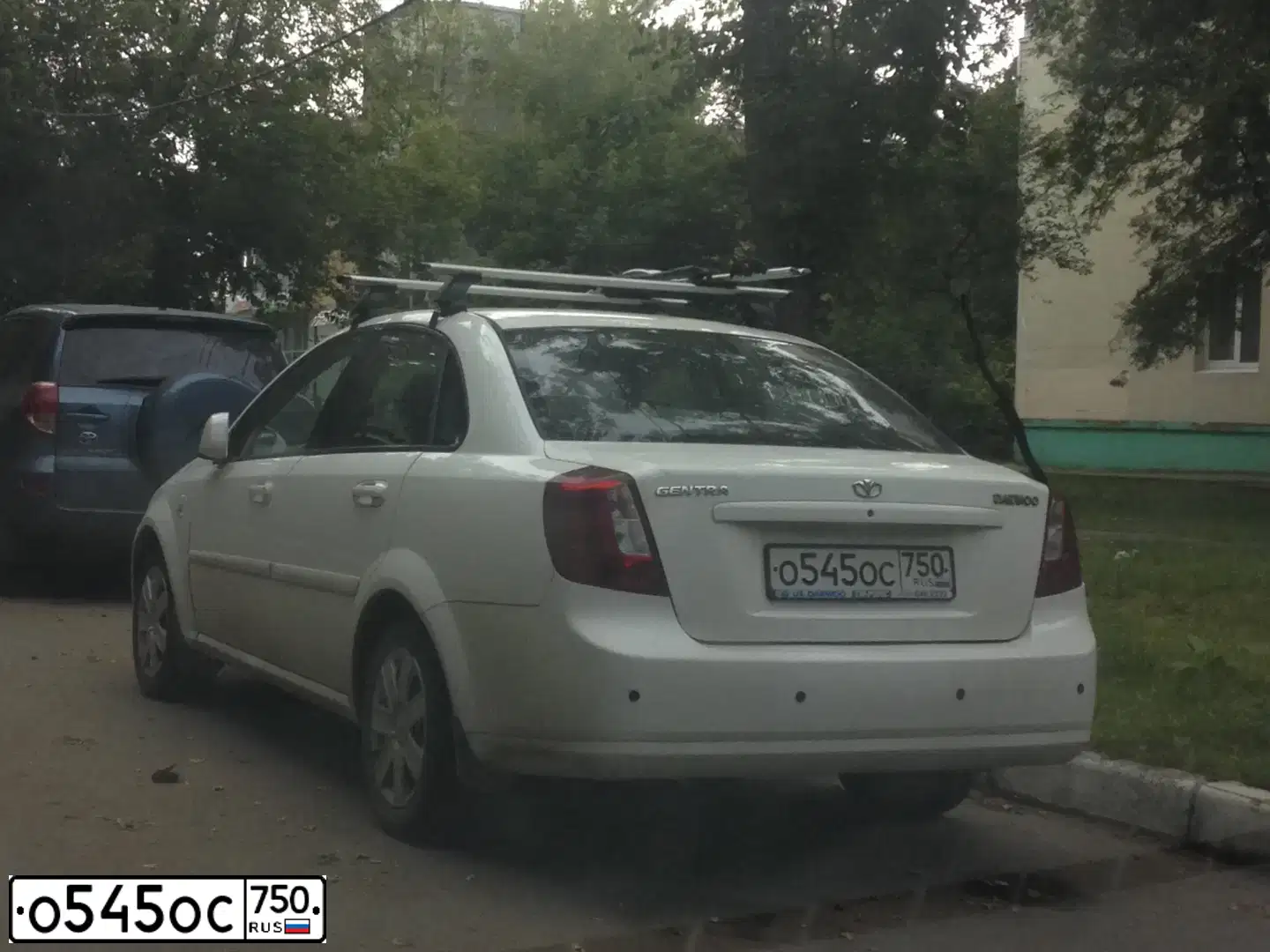 Фото автомобиля DAEWOO GENTRA, 2013 — госномер А017ОВ50. Цвет: Белый
