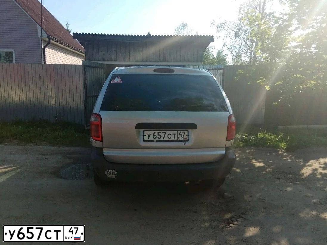 Фото автомобиля CHRYSLER VOYAGER, 2002 — госномер Р590АМ48. Цвет: СЕРЕБРИСТЫЙ