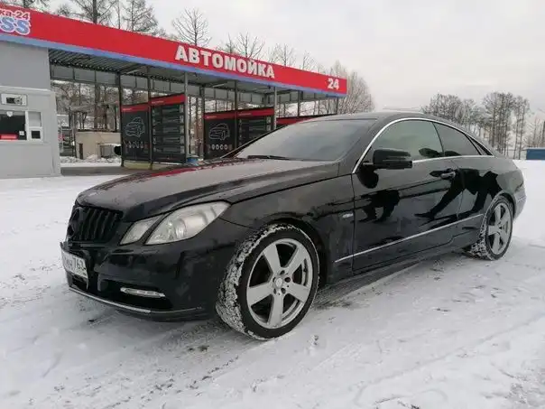 Фото автомобиля MERCEDES E-KLASSE, 2011 — госномер К447РУ702. Цвет: ЧЕРНЫЙ