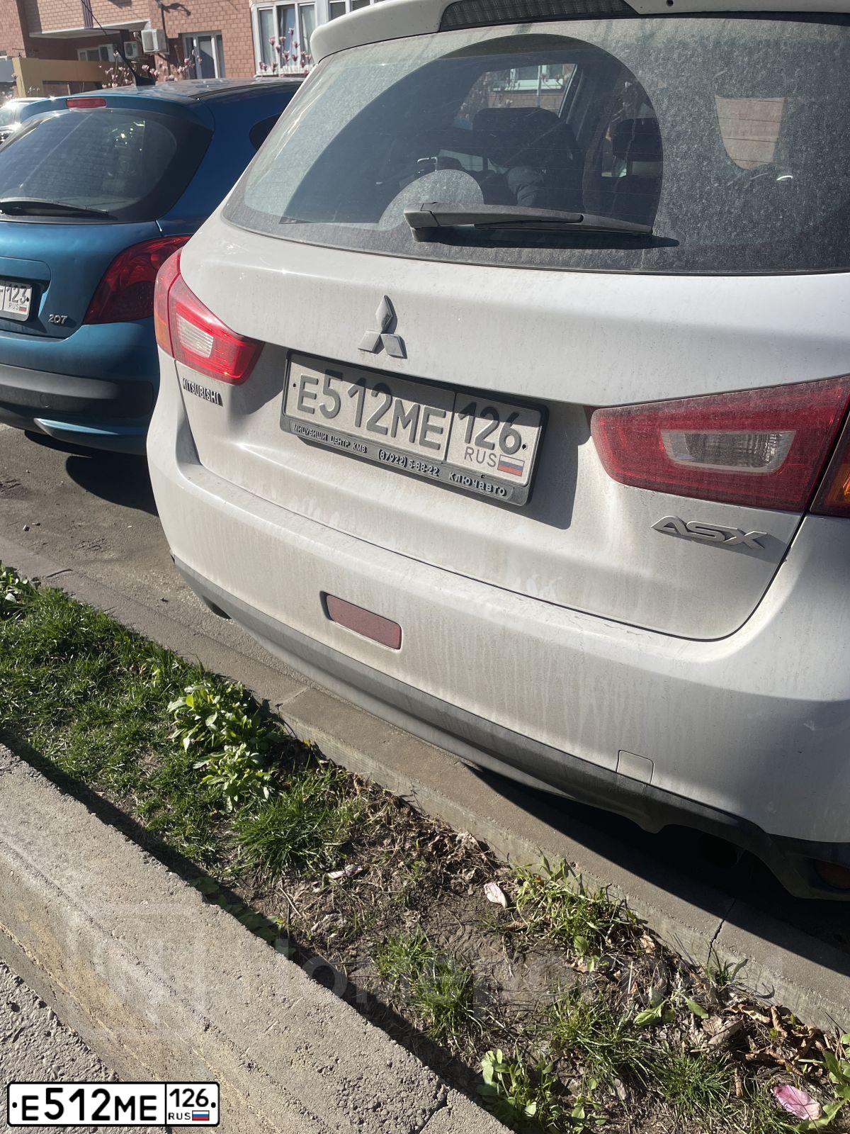 Фото автомобиля MITSUBISHI ASX, 2012 — госномер Е512МЕ126. Цвет: Белый