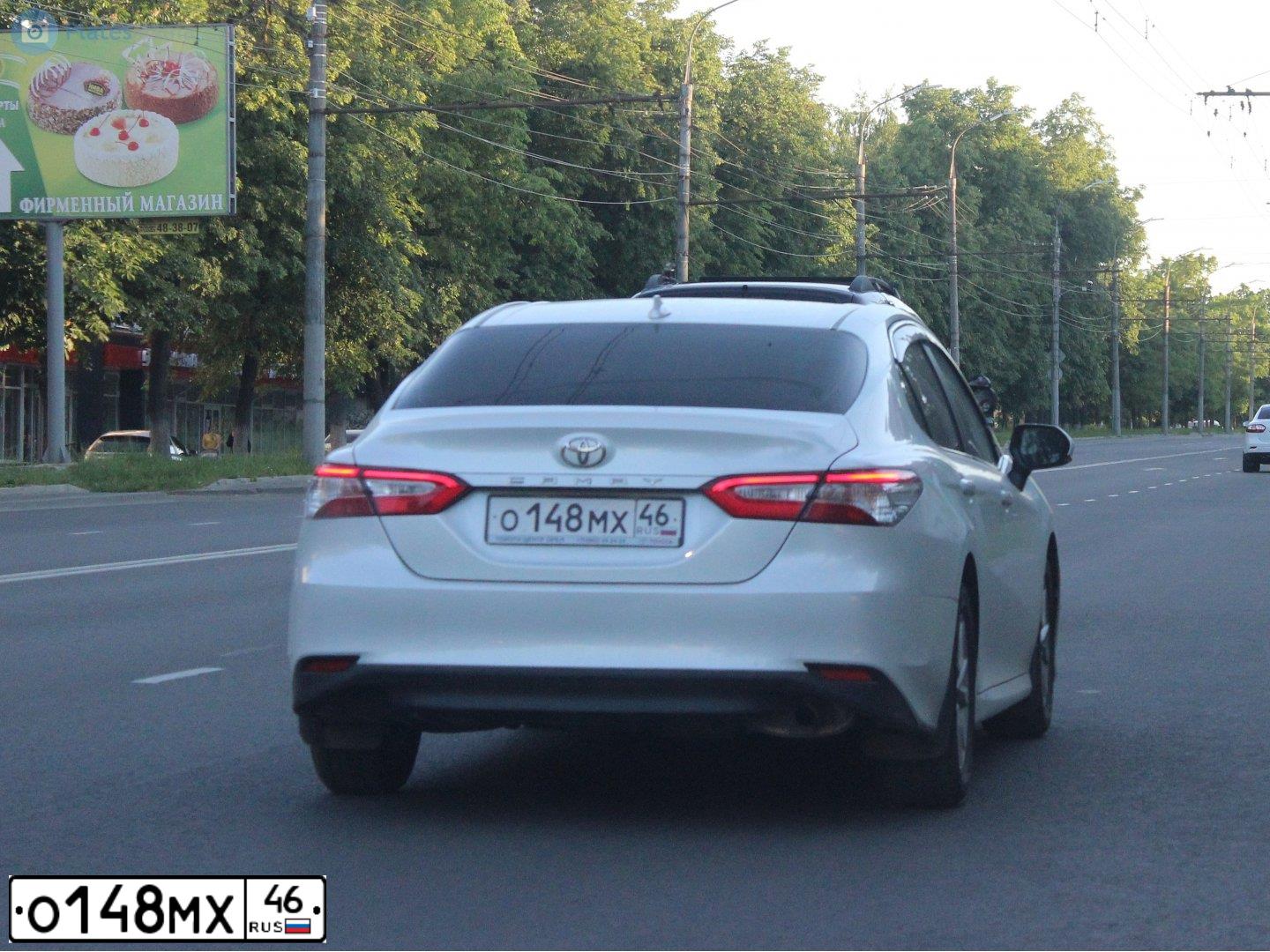 Фото автомобиля TOYOTA CAMRY, 2020 — госномер О148МХ46. Цвет: БЕЛЫЙ ПЕРЛАМУТР