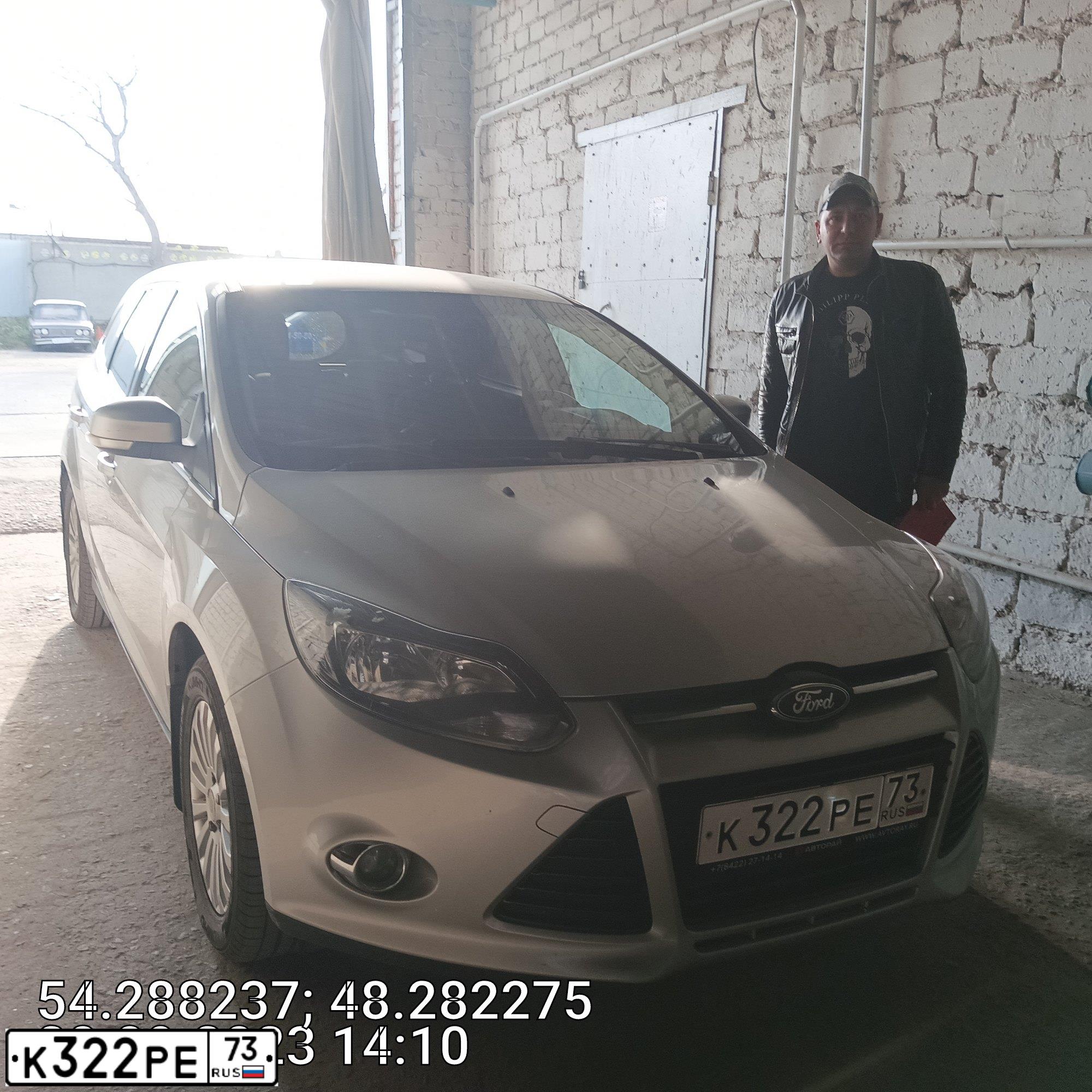 Фото автомобиля FORD FOCUS, 2013 — госномер К322РЕ73. Цвет: СЕРЕБРИСТЫЙ
