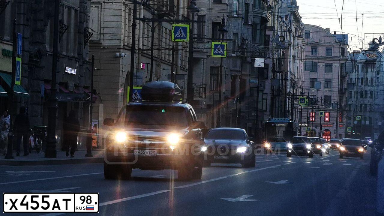 Фото автомобиля CHEVROLET TAHOE, 2002 — госномер Х455АТ98. Цвет: ЧЕРНЫЙ