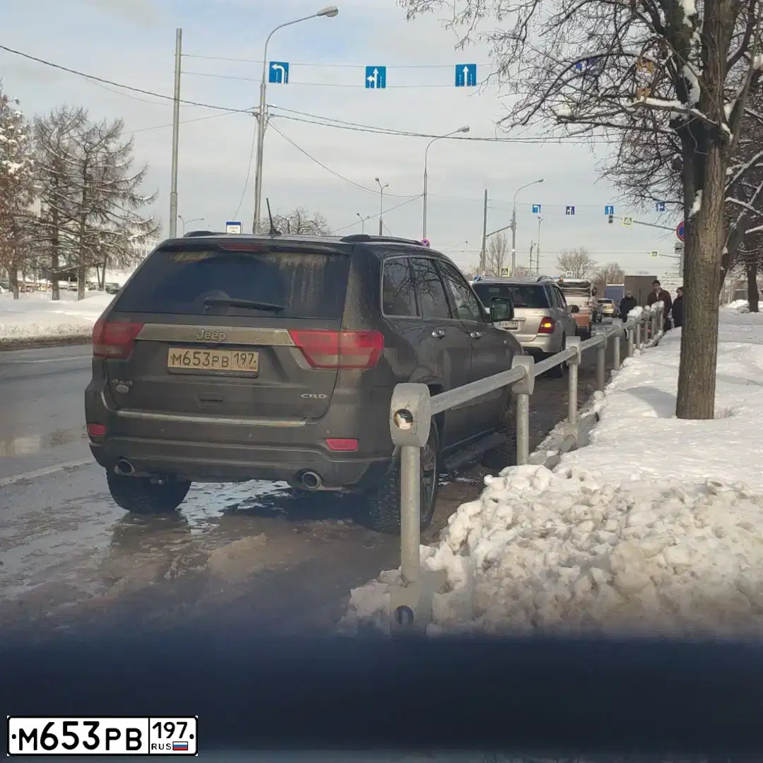 Фото автомобиля JEEP GRAND CHEROKEE, 2011 — госномер М653РВ197. Цвет: СЕРЫЙ