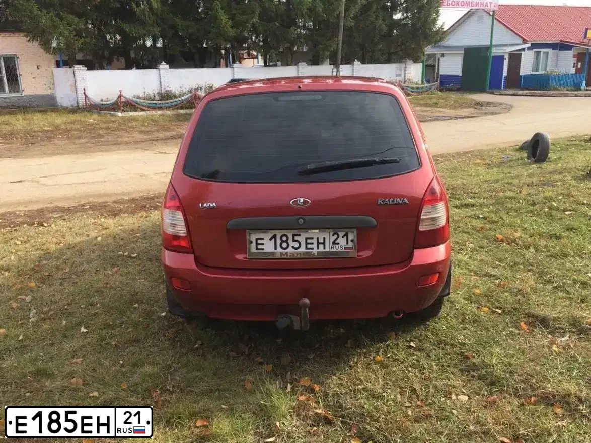 Фото автомобиля LADA 1117 KALINA, 2011 — госномер Е185ЕН21. Цвет: СЕРЕБРИСТО-КРАСНЫЙ