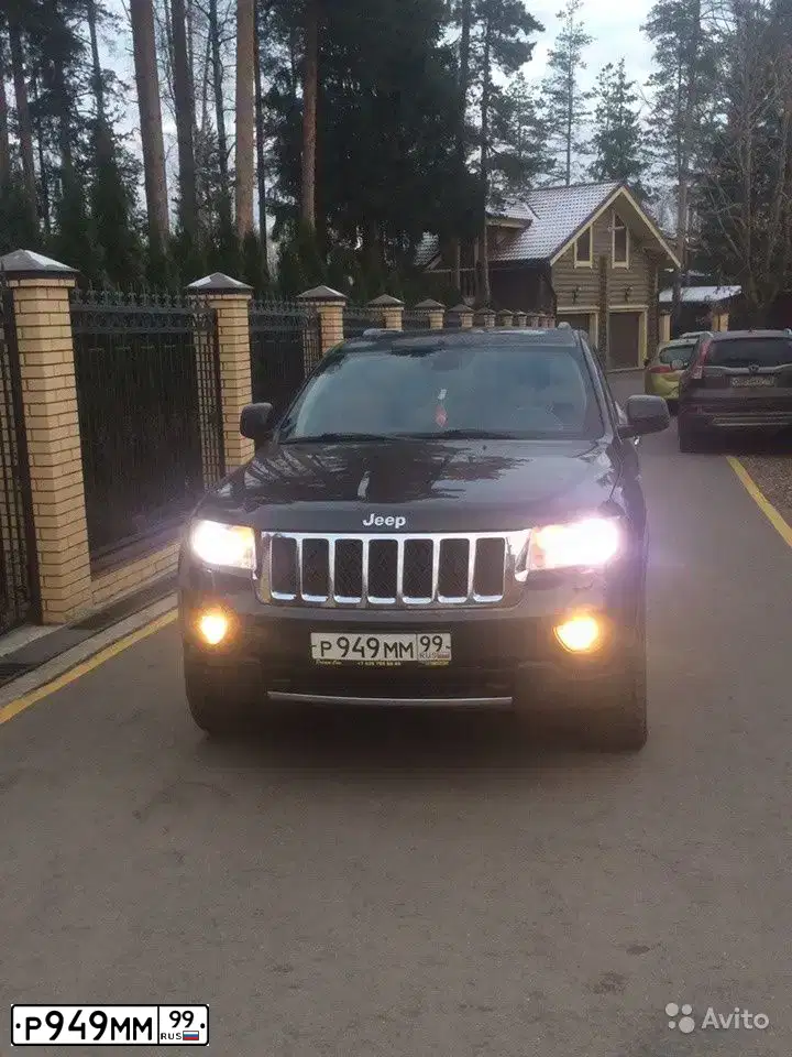Фото автомобиля JEEP GRAND CHEROKEE, 2011 — госномер Р949ММ99. Цвет: СЕРЫЙ