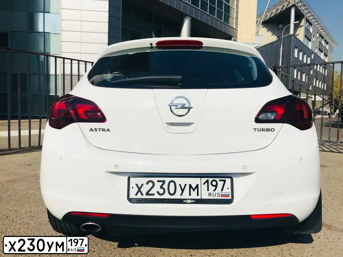 Фото автомобиля OPEL ASTRA, 2012 — госномер С739РМ62. Цвет: Белый