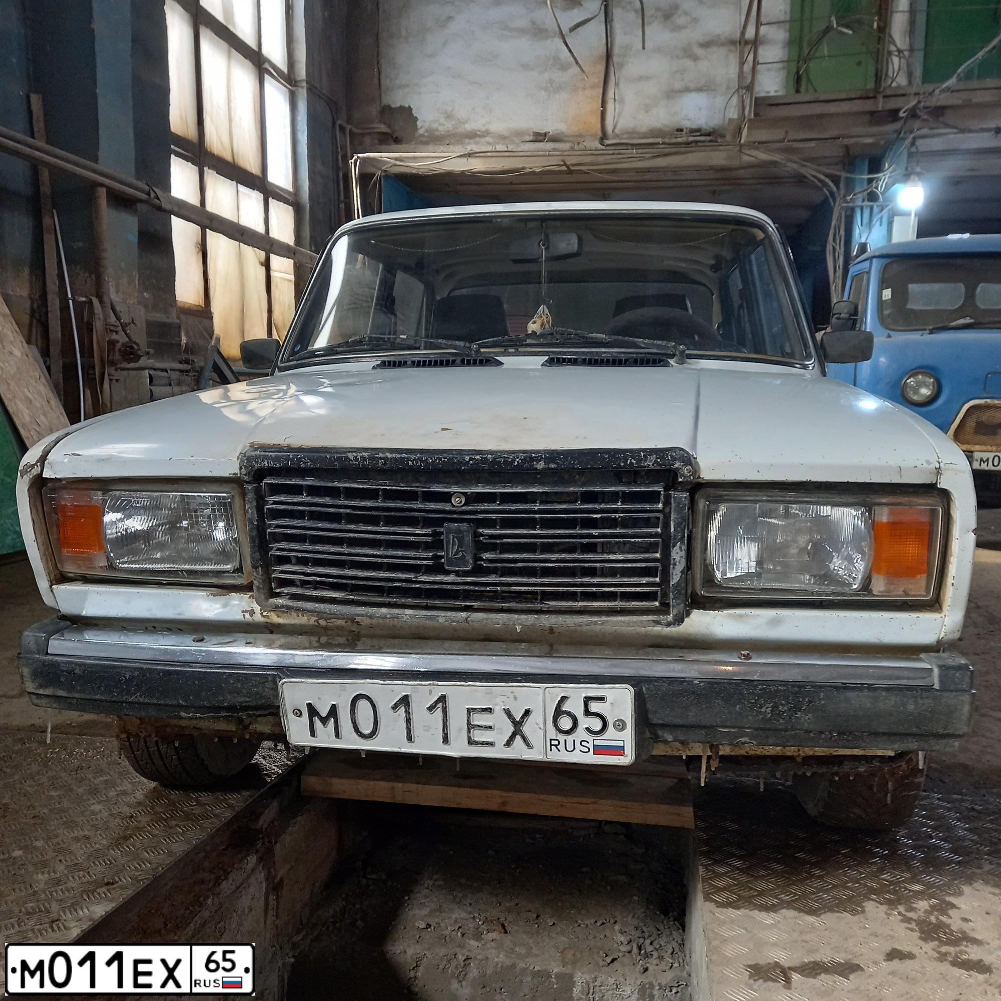 Фото автомобиля LADA 2107, 2005 — госномер М011ЕХ65. Цвет: БЕЛЫЙ