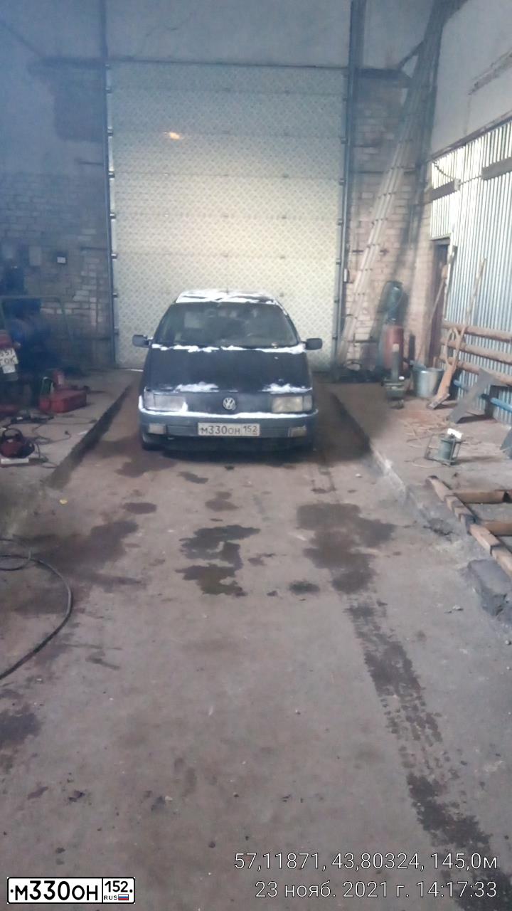 Фото автомобиля VOLKSWAGEN PASSAT, 1990 — госномер М330ОН152. Цвет: ЧЕРНЫЙ