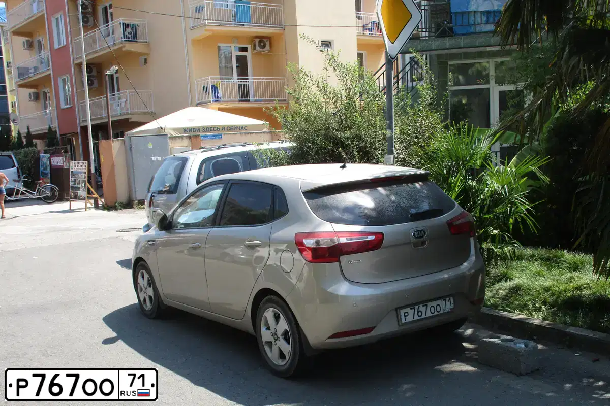 Фото автомобиля KIA RIO, 2014 — госномер Р767ОО71. Цвет: БЕЖЕВЫЙ