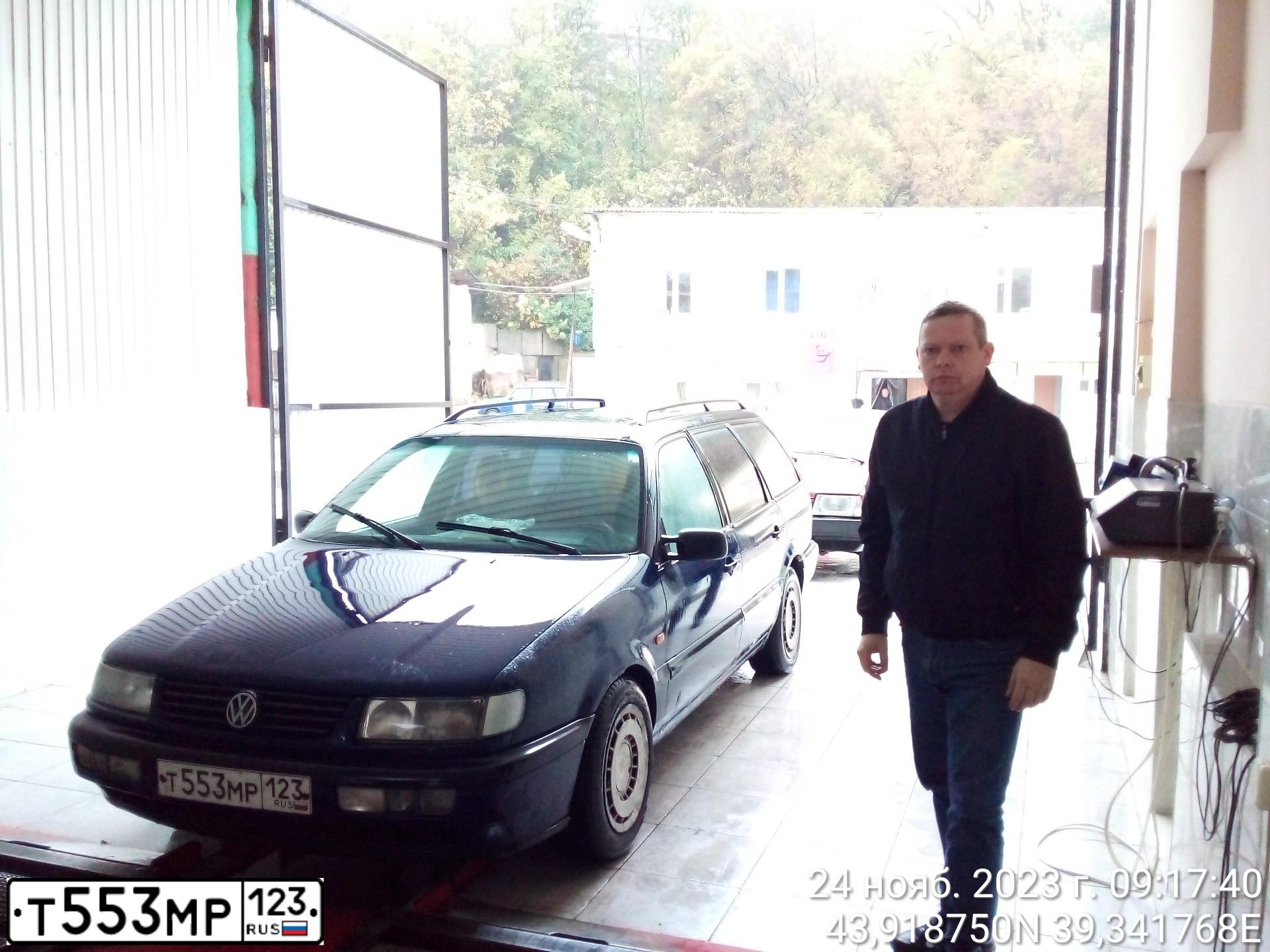 Фото автомобиля VOLKSWAGEN PASSAT, 1994 — госномер Т553МР123. Цвет: СИНИЙ