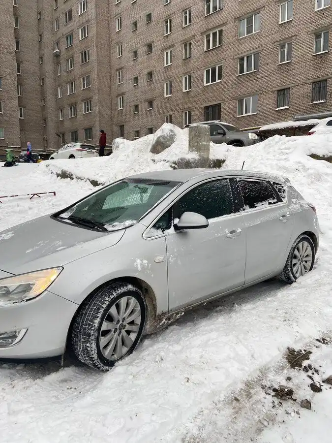 Фото автомобиля OPEL ASTRA, 2012 — госномер В114ВЕ550. Цвет: СЕРЕБРИСТЫЙ МЕТАЛЛИК