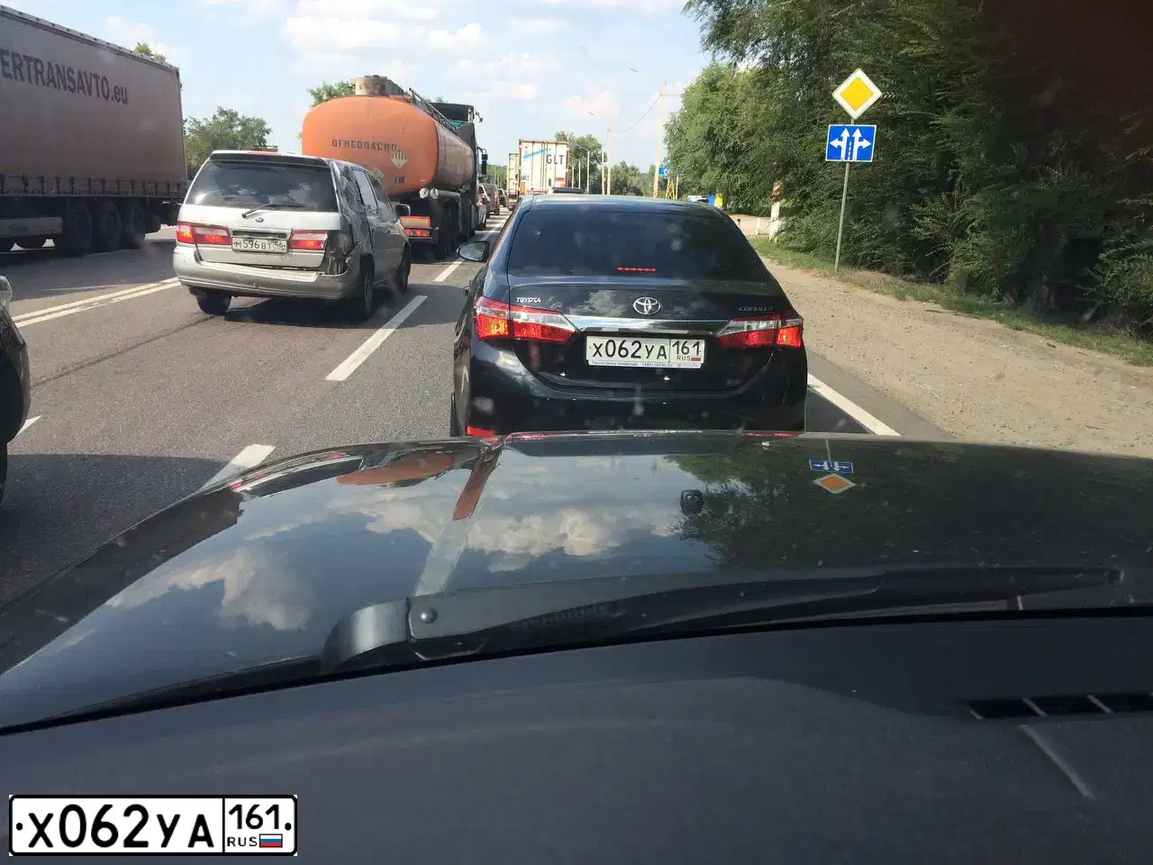 Фото автомобиля TOYOTA CAMRY, 2019 — госномер Х062УА161. Цвет: СЕРЕБРИСТЫЙ МЕТАЛИК