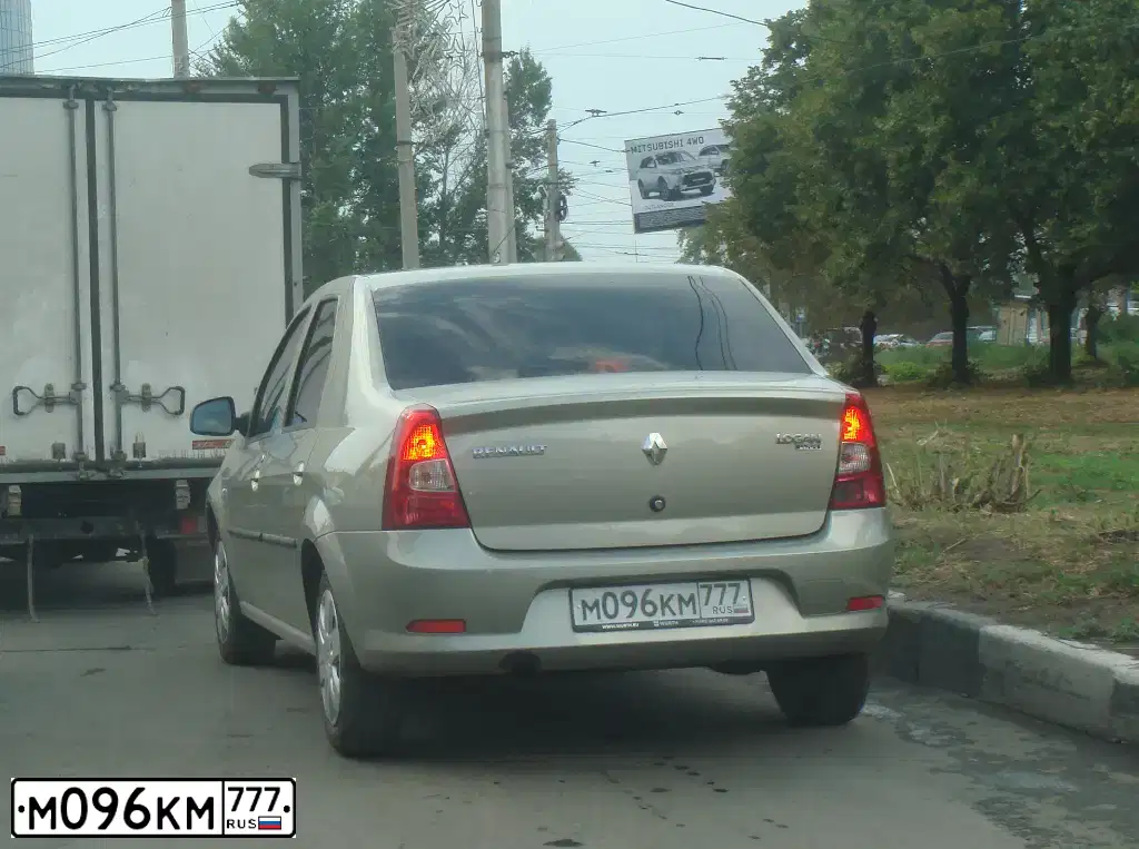 Фото автомобиля RENAULT LOGAN, 2014 — госномер Е412УР82
