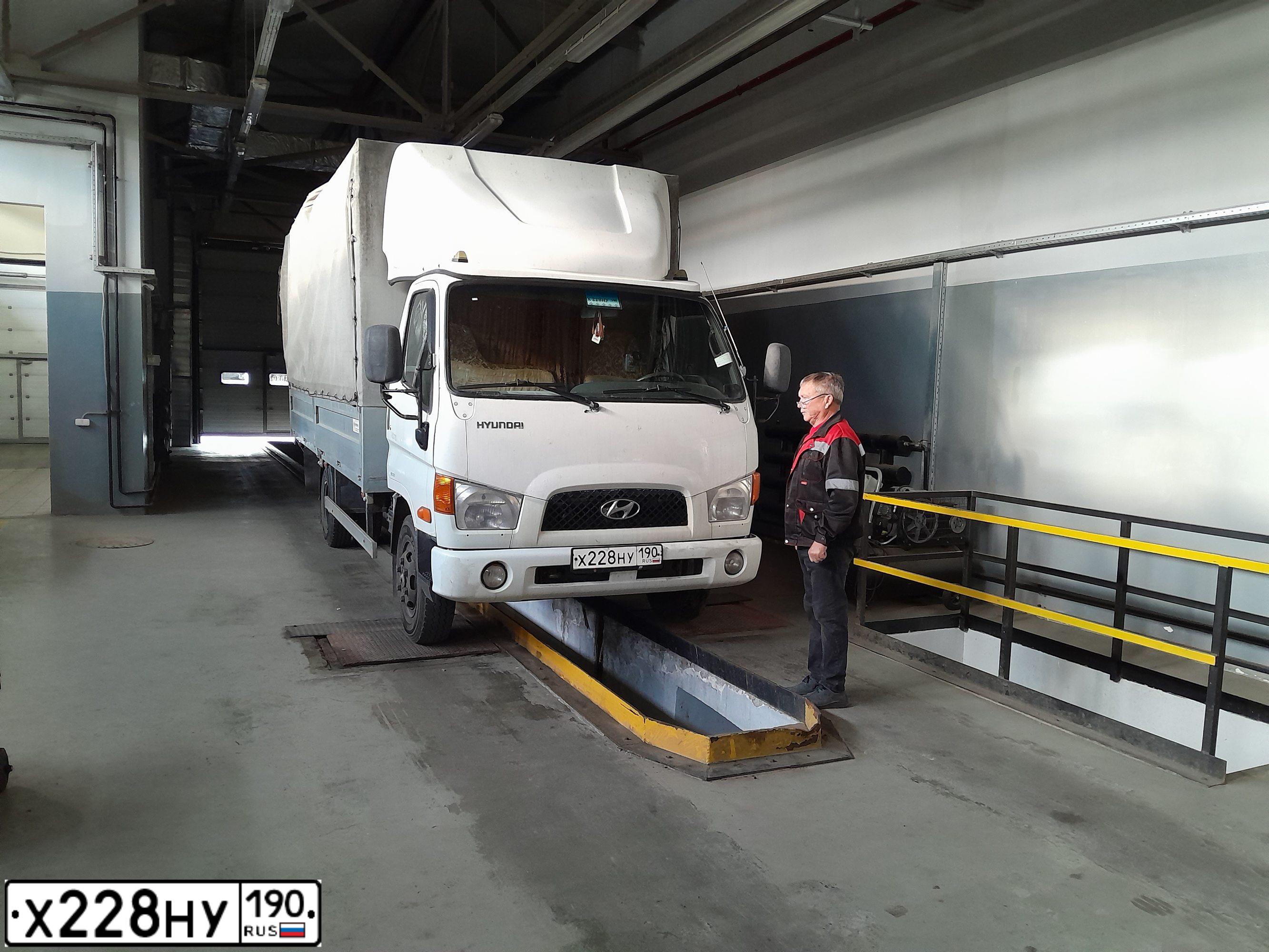 Фото автомобиля HYUNDAI MIGHTY, 2011 — госномер Х228НУ190. Цвет: Белый