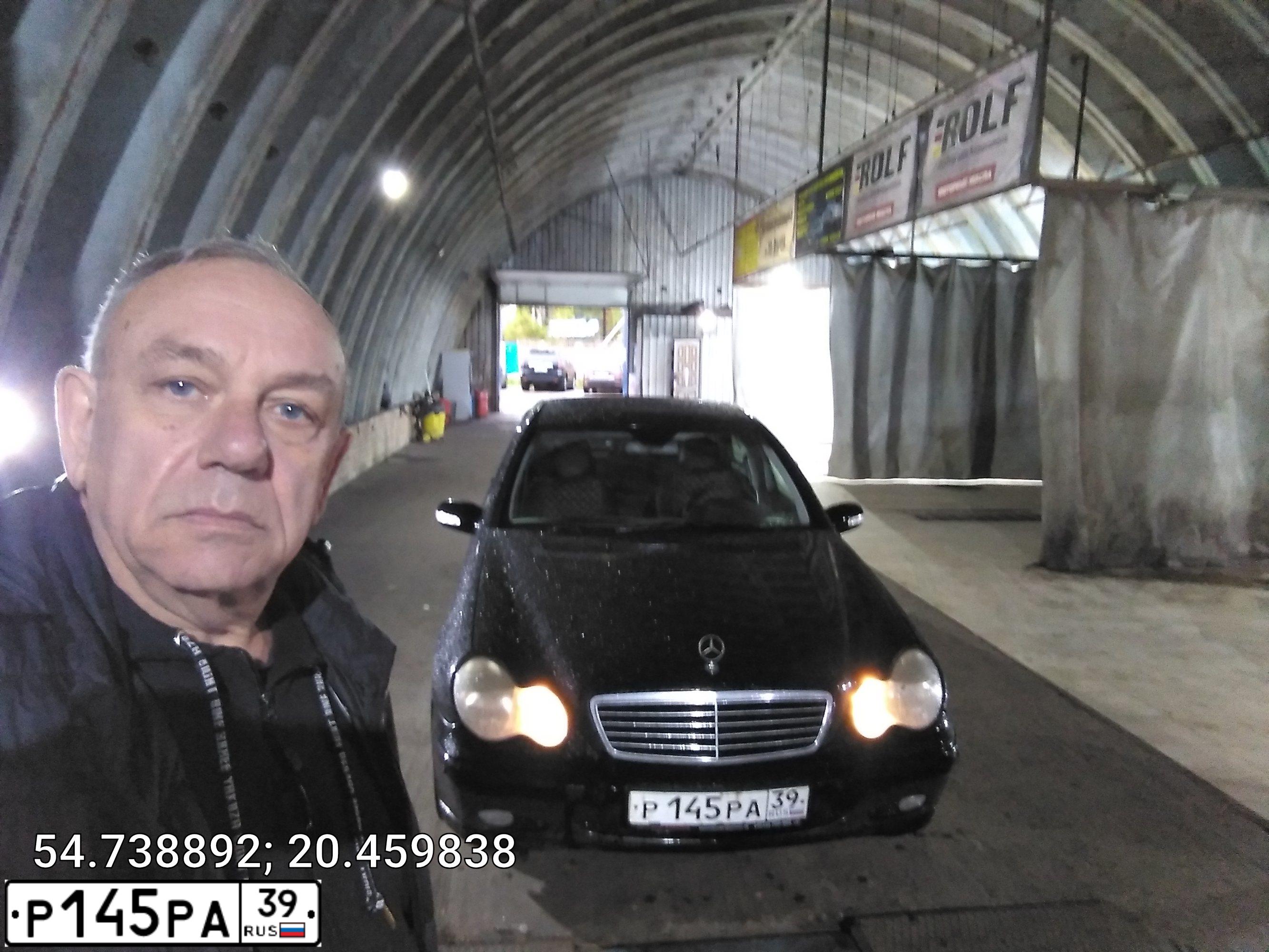 Фото автомобиля MERCEDES C-KLASSE, 2004 — госномер Р145РА39. Цвет: ЧЕРНЫЙ