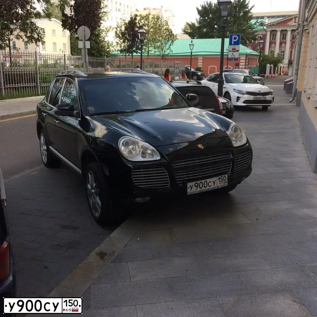 Фото автомобиля PORSCHE CAYENNE, 2005 — госномер У900СУ150. Цвет: ЧЕРНЫЙ