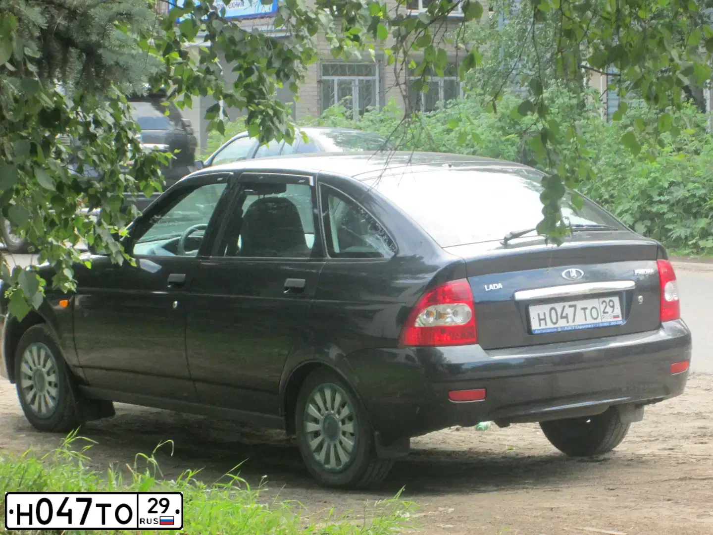 Фото автомобиля LADA 2172 PRIORA, 2010 — госномер Н047ТО29. Цвет: Сине-Черный