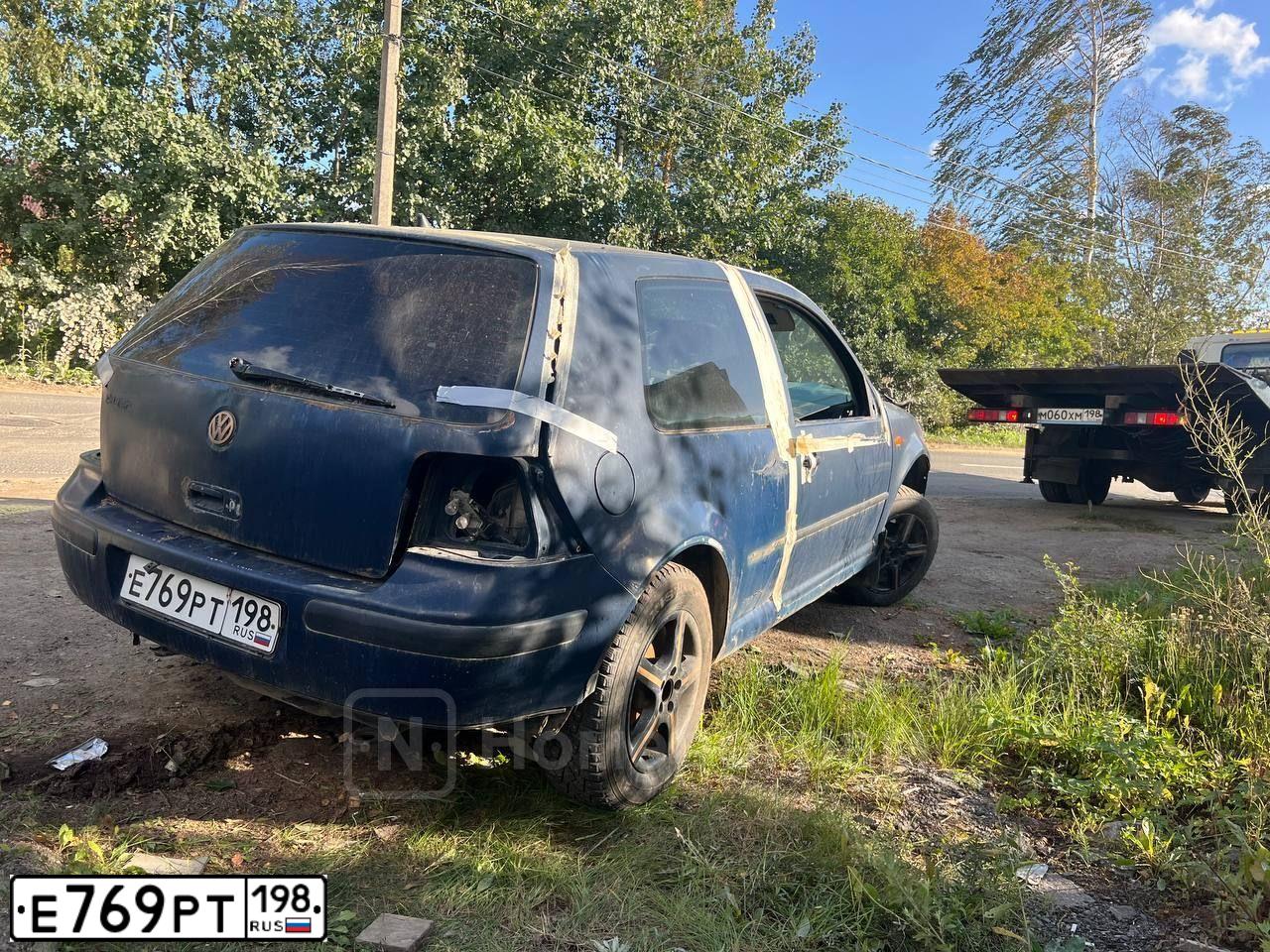 Фото автомобиля VOLKSWAGEN GOLF, 1998 — госномер Е769РТ198. Цвет: синий