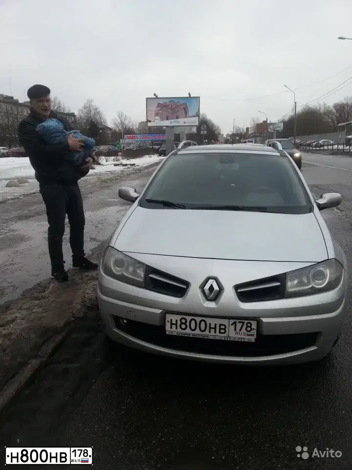 Фото автомобиля RENAULT MEGANE, 2009 — госномер Н800НВ178. Цвет: серебристый