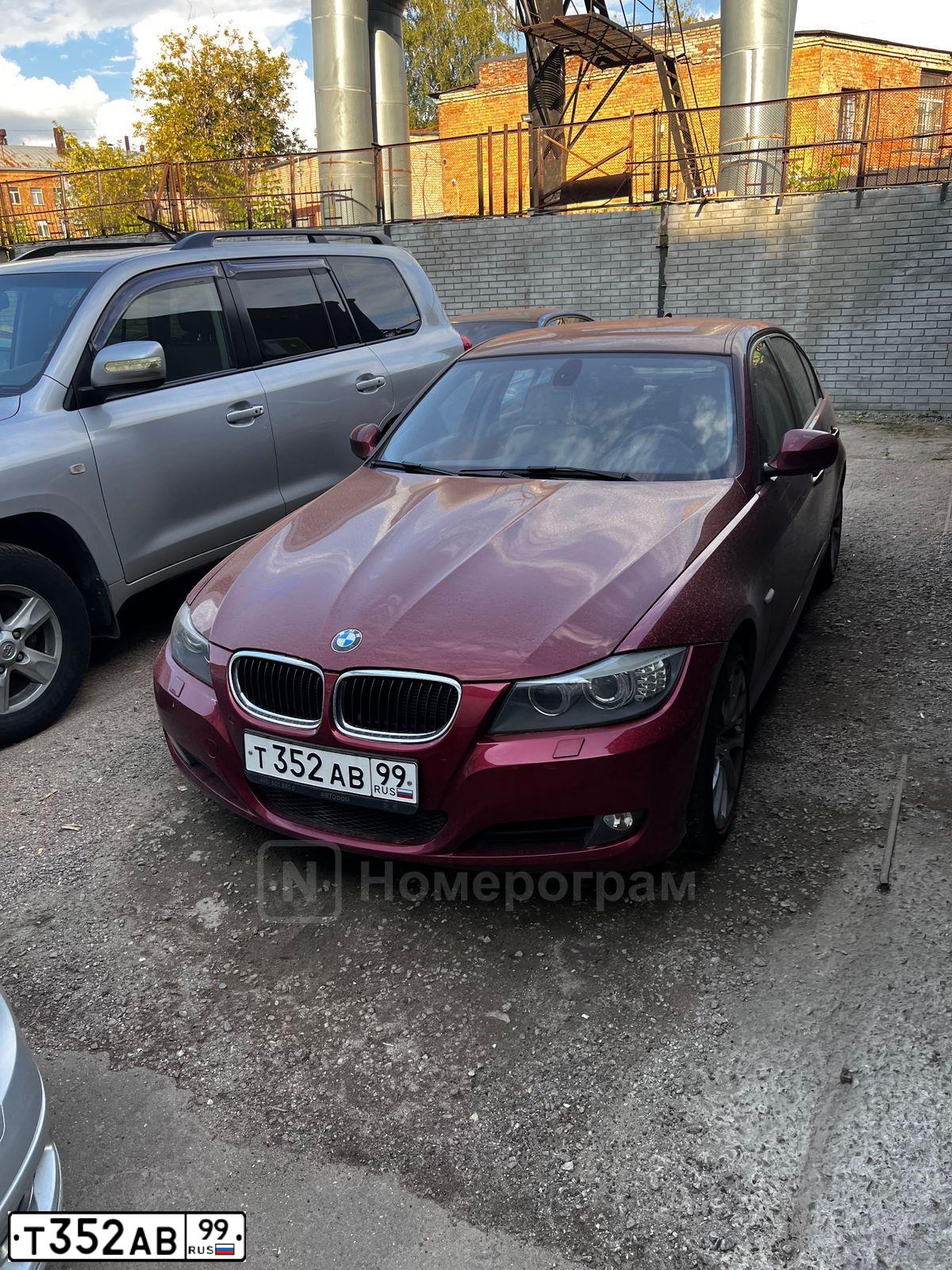 Фото автомобиля BMW SERIE 3, 2011 — госномер Т352АВ99. Цвет: КРАСНЫЙ