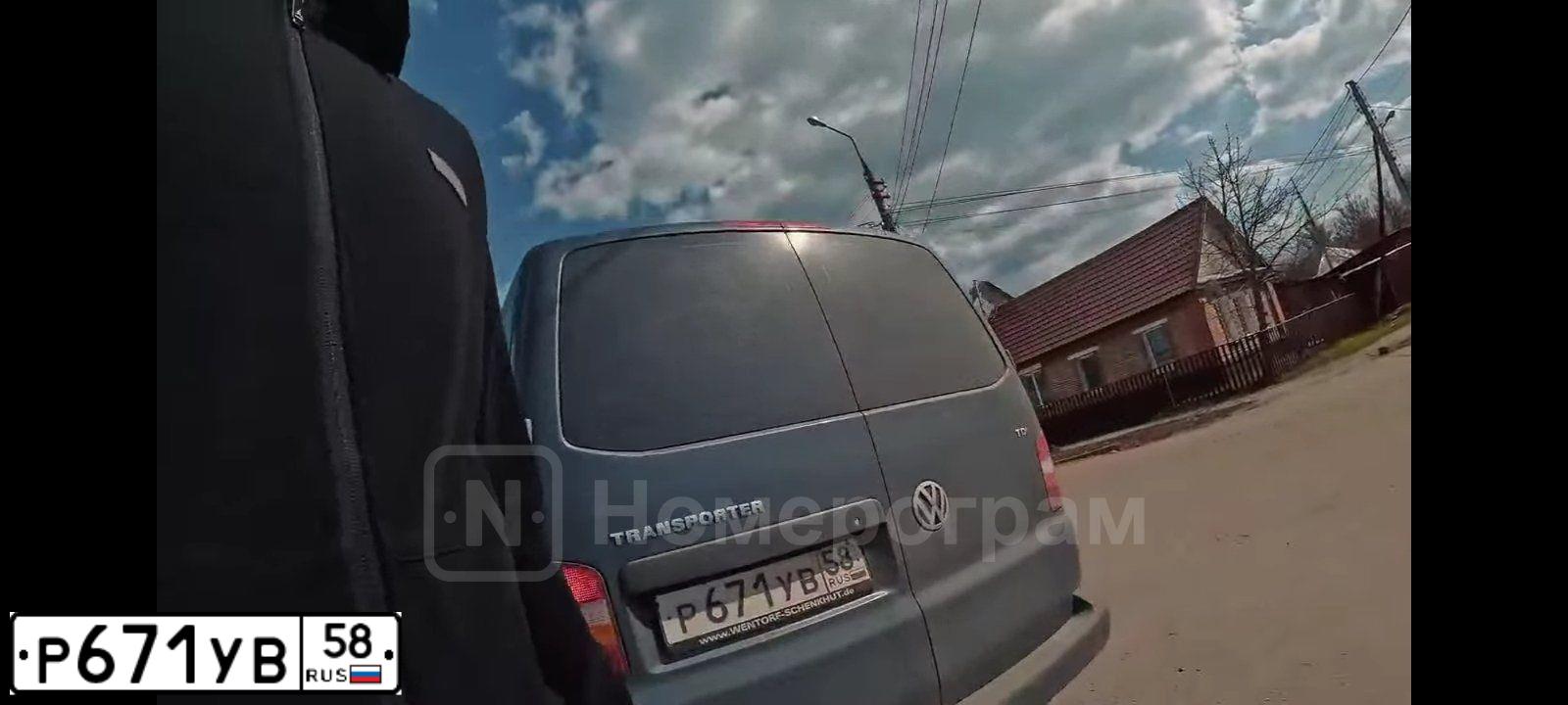 Фото автомобиля VOLKSWAGEN TRANSPORTER, 2009 — госномер Р671УВ58. Цвет: СЕРЫЙ