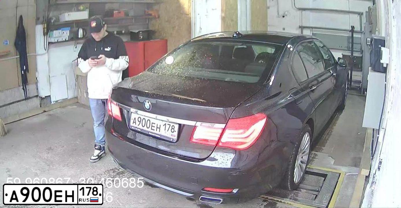 Фото автомобиля BMW 740, 2009 — госномер А841ВР550