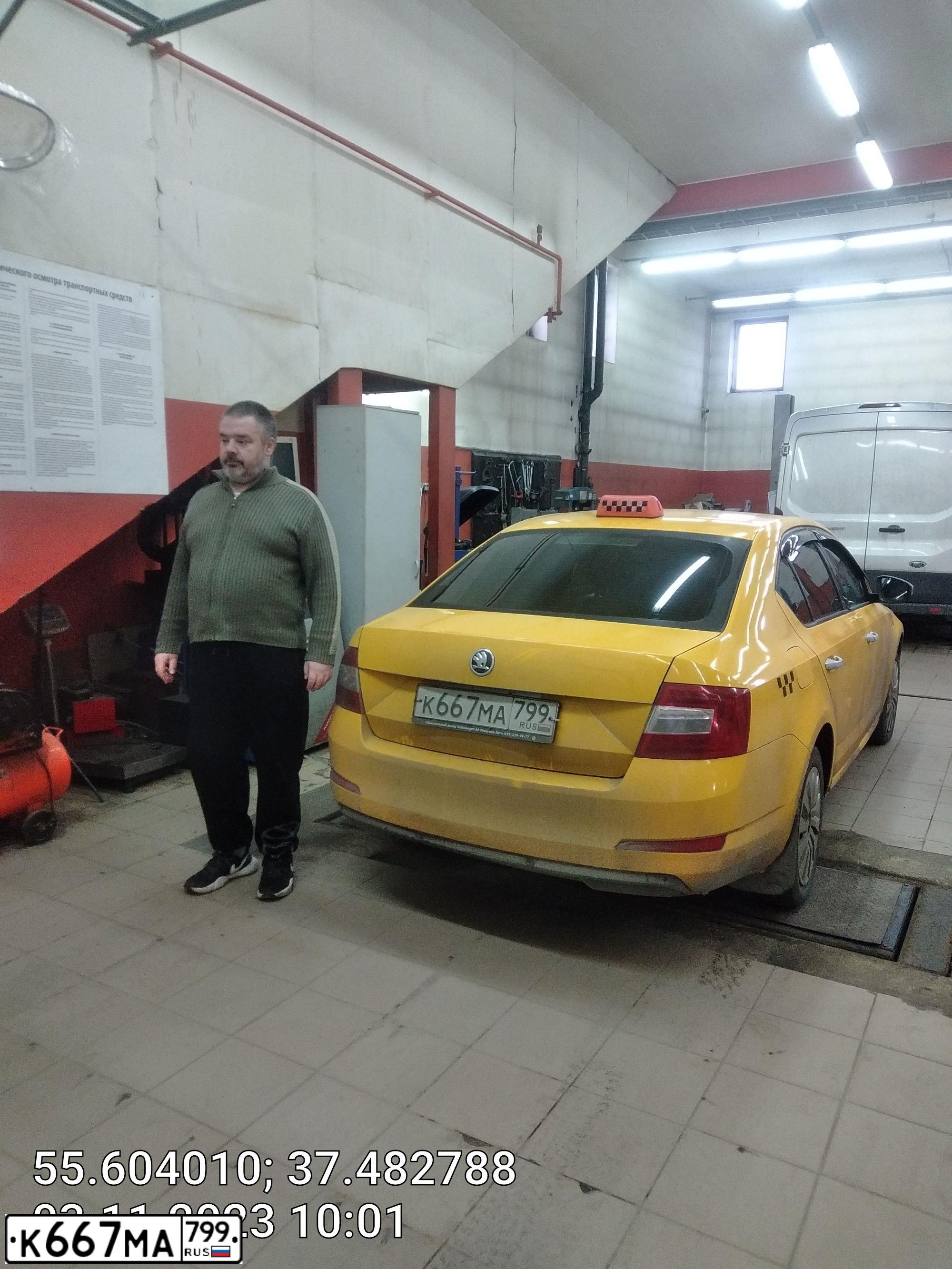 Фото автомобиля SKODA OCTAVIA, 2014 — госномер К667МА799. Цвет: ЖЕЛТЫЙ