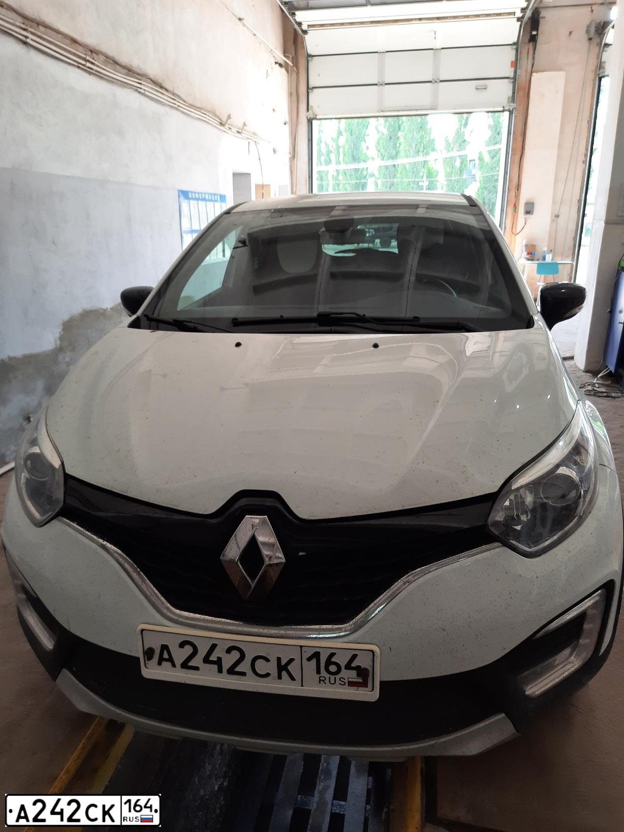 Фото автомобиля RENAULT KAPTUR, 2017 — госномер А242СК164. Цвет: БЕЛЫЙ