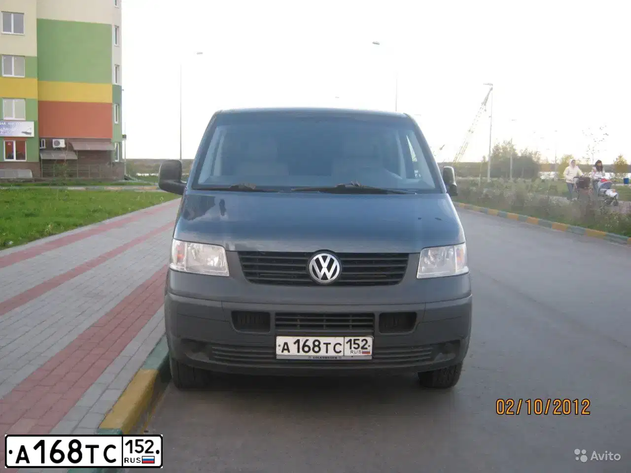 Фото автомобиля VOLKSWAGEN TRANSPORTER, 2006 — госномер Р005СХ52. Цвет: ТЕМНО-СЕРЫЙ