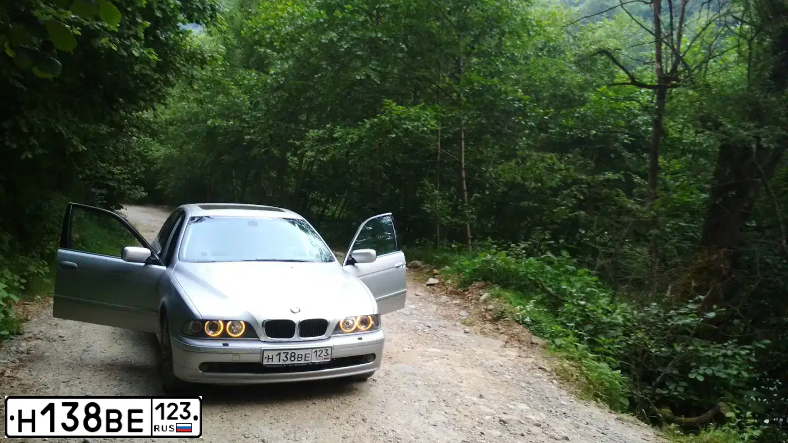 Фото автомобиля BMW SERIE 5, 2002 — госномер Н138ВЕ123. Цвет: серебристый