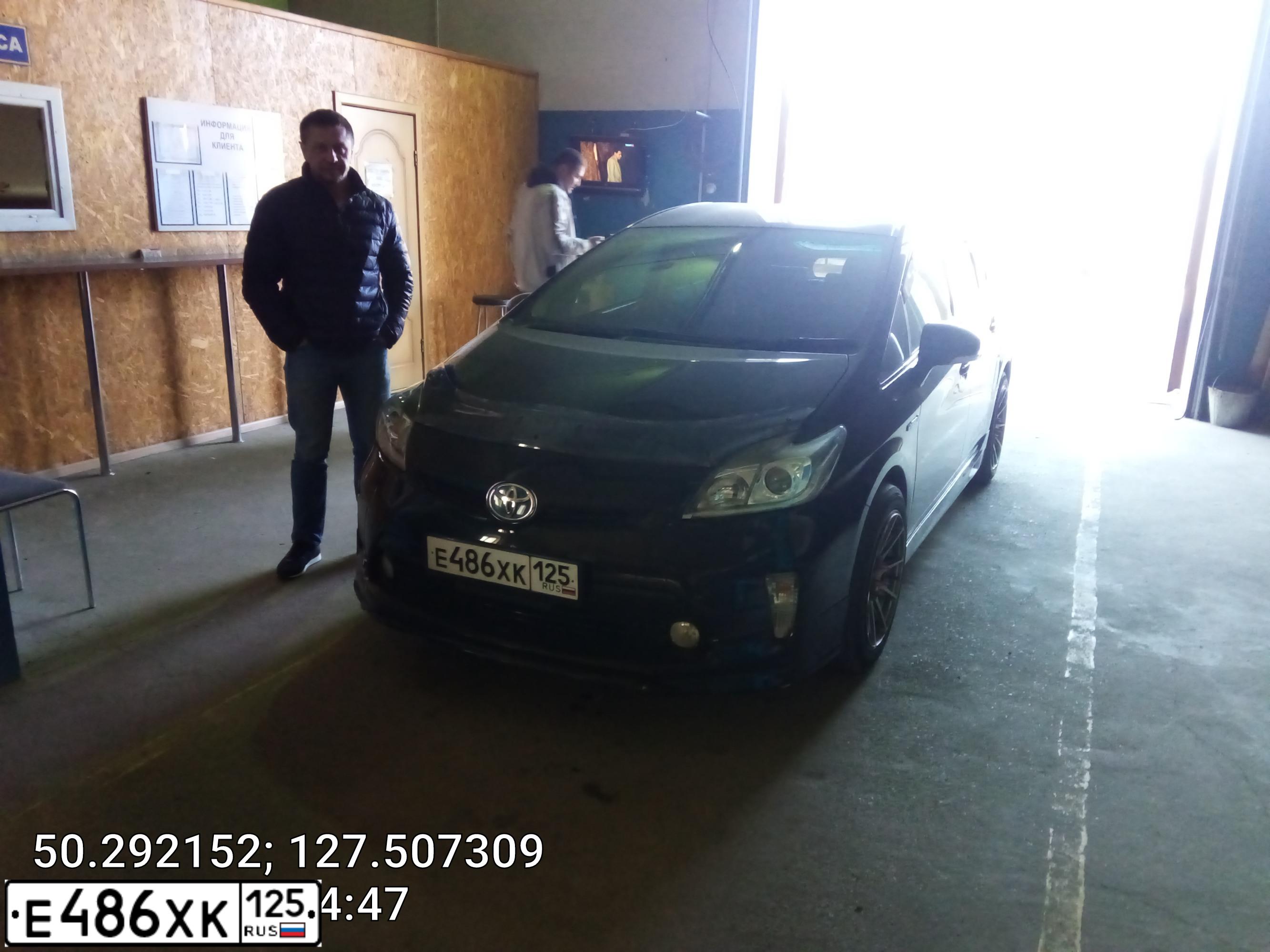 Фото автомобиля TOYOTA PRIUS, 2013 — госномер М950РР28
