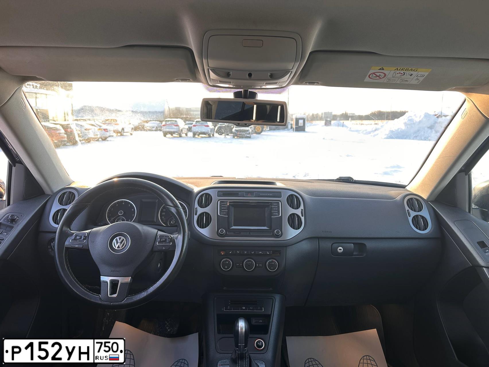 Фото автомобиля VOLKSWAGEN TIGUAN, 2016 — госномер Р152НУ750. Цвет: Темно-синий