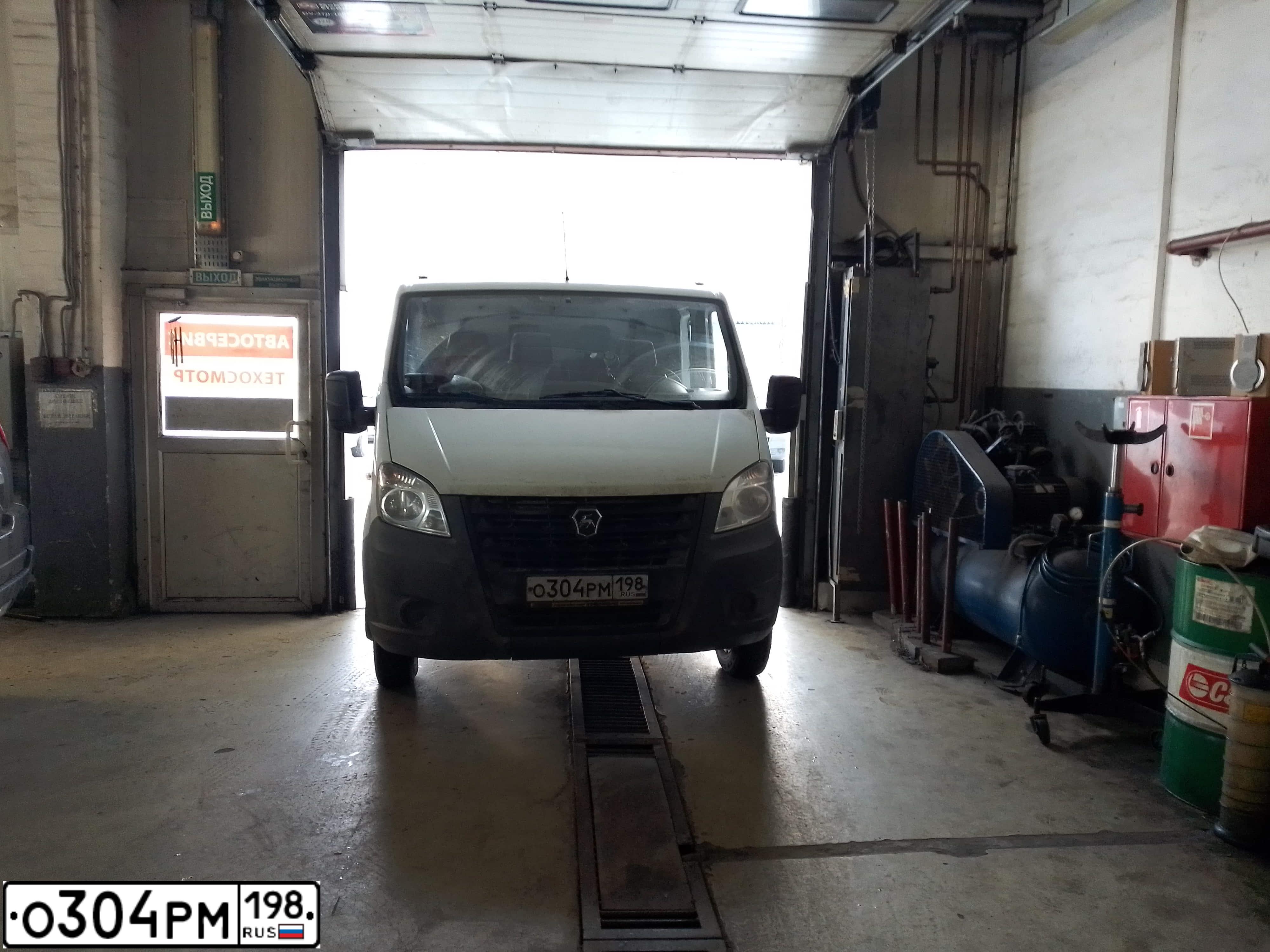 Фото автомобиля CHEVROLET NIVA, 2007 — госномер В777КВ63. Цвет: Ярко-красный металлик