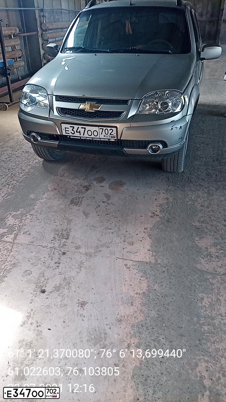 Фото автомобиля CHEVROLET NIVA, 2011 — госномер Е955КЕ186. Цвет: СЕРО-КОРИЧНЕВЫЙ МЕТАЛЛИК