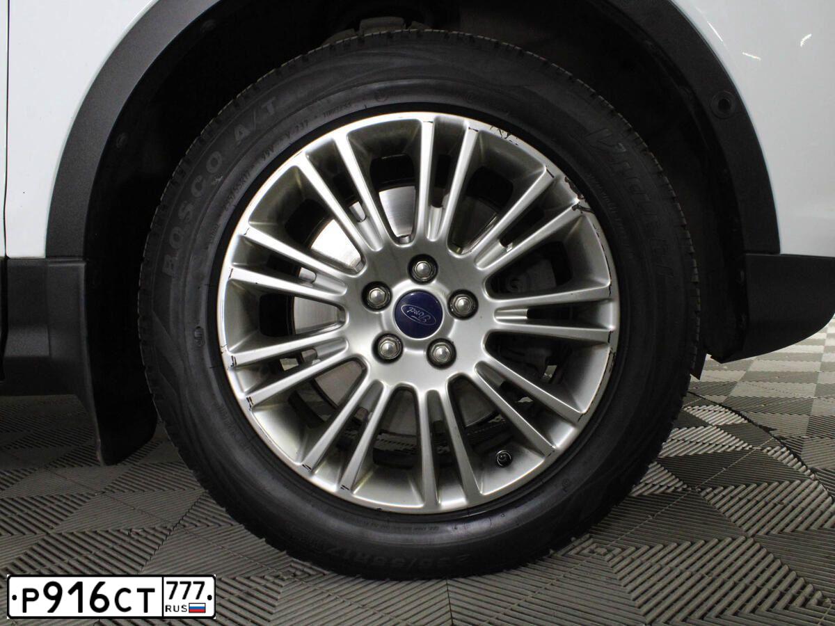 Фото автомобиля FORD KUGA, 2016 — госномер Р916СТ777. Цвет: Белый