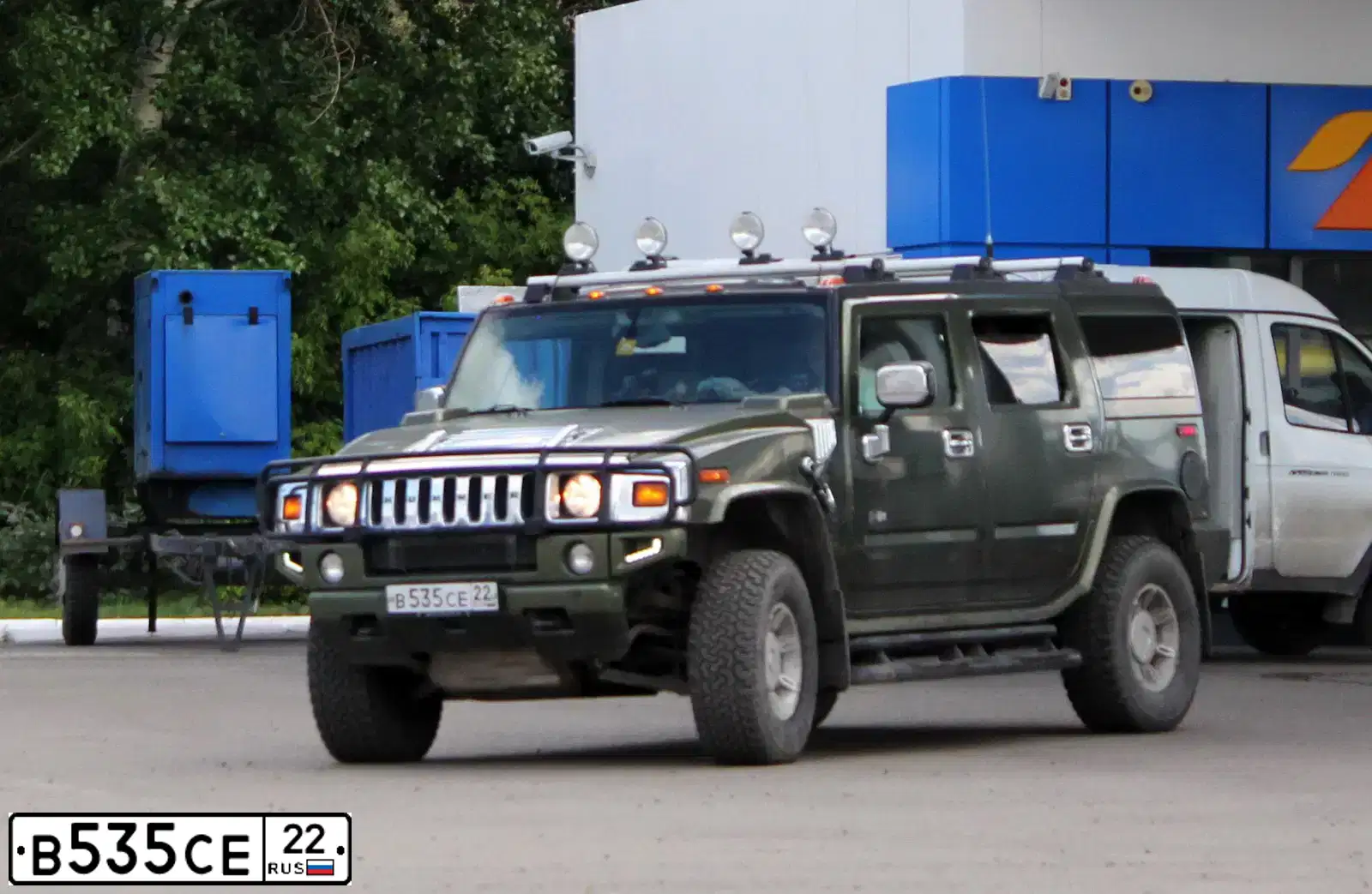 Фото автомобиля HUMMER H2, 2003 — госномер Х888ОТ22. Цвет: ЗЕЛЕНЫЙ