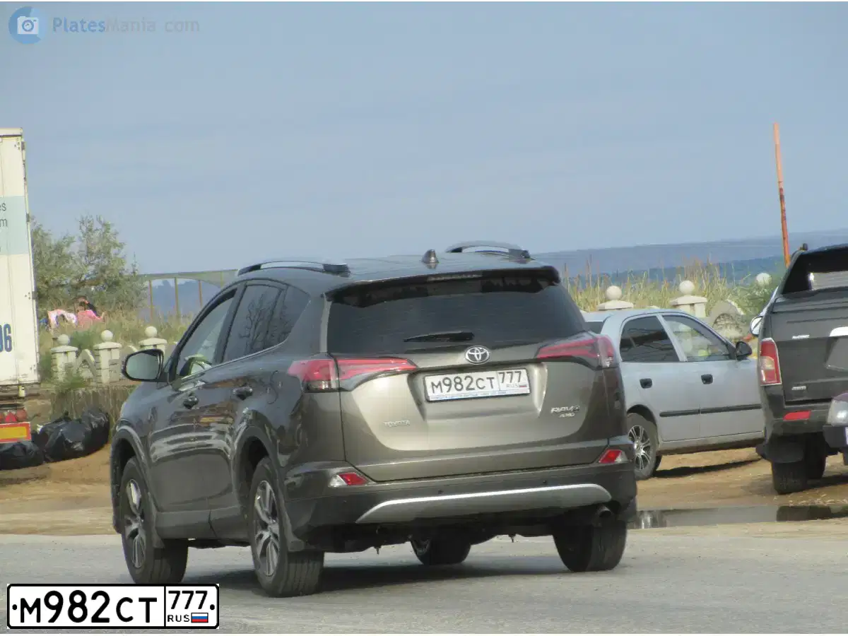 Фото автомобиля TOYOTA RAV4, 2016 — госномер М982СТ777. Цвет: БРОНЗОВЫЙ