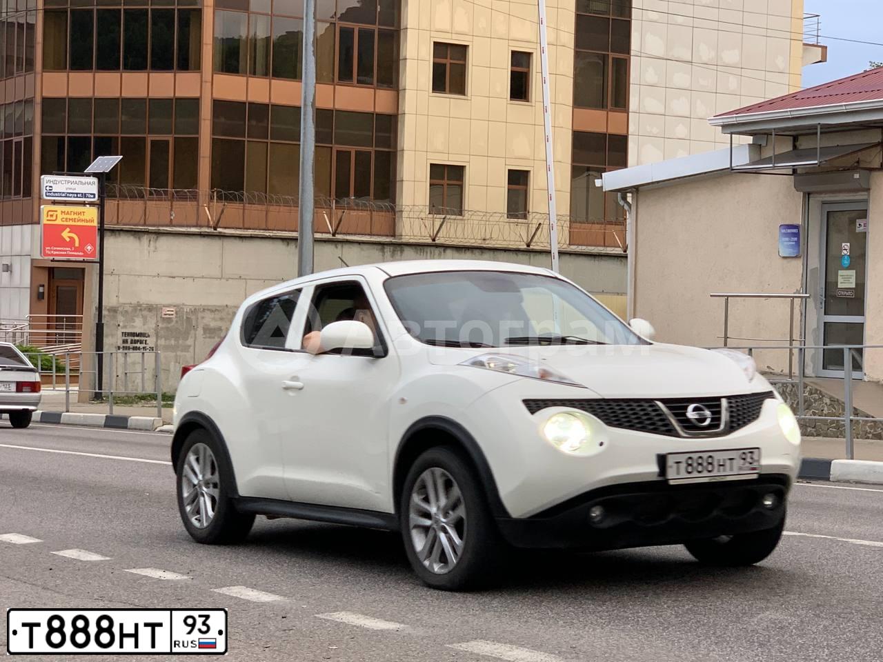 Фото автомобиля NISSAN JUKE, 2013 — госномер Т888НТ93. Цвет: Белый