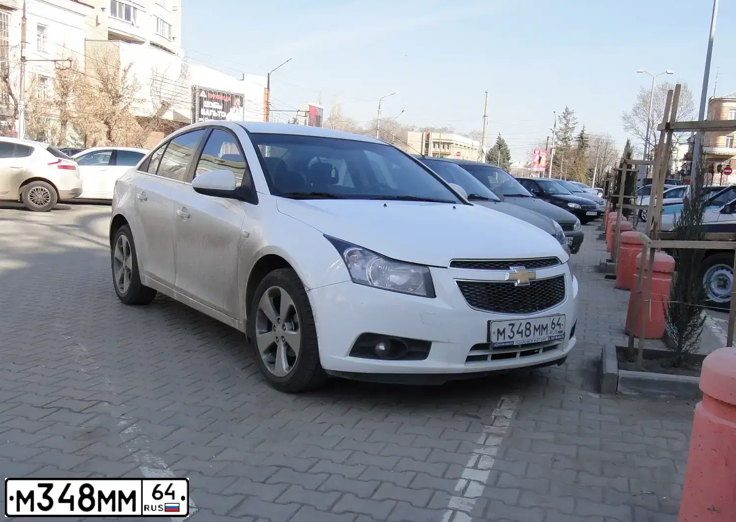 Фото автомобиля CHEVROLET СНЕVRОLЕТ СRUZЕ, 2012 — госномер М348ММ64. Цвет: БЕЛЫЙ
